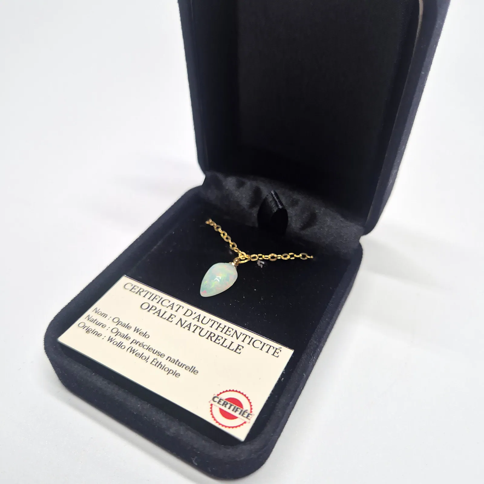Collier goutte d'opale Welo laiteuse – chaîne dorée – vue 2