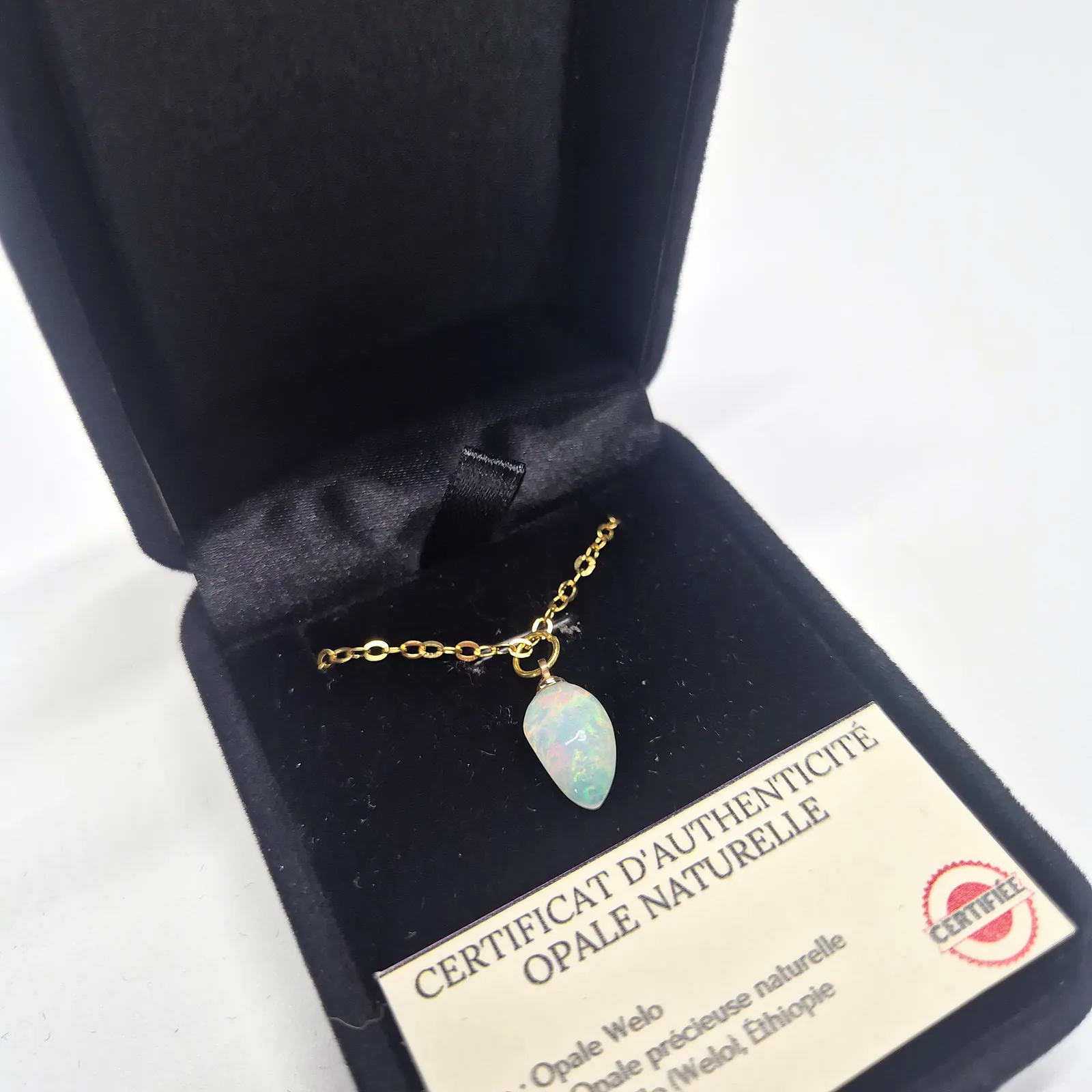 Collier goutte d'opale Welo laiteuse – chaîne dorée – vue 4