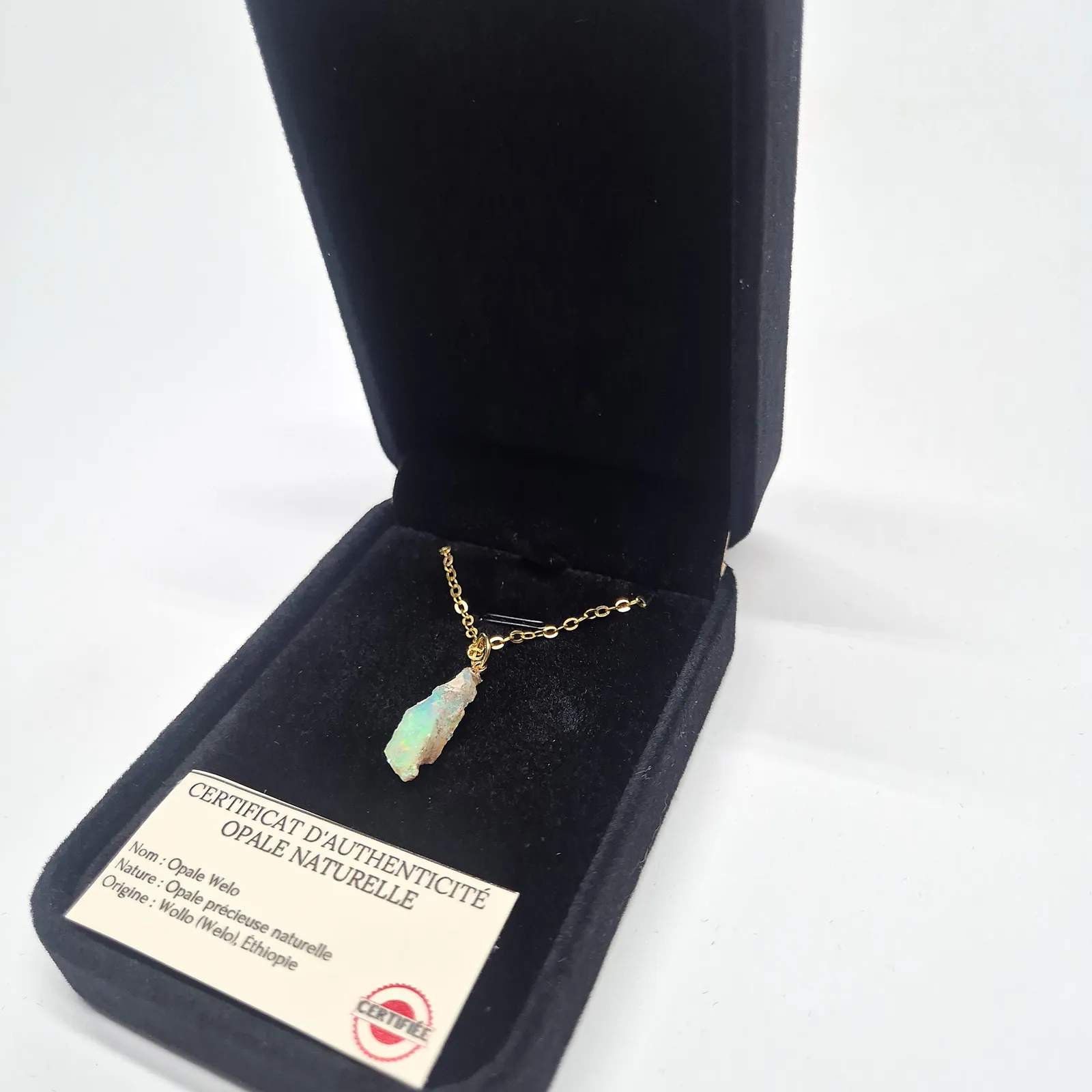 Collier opale Welo verte allongée – chaîne dorée – vue 4