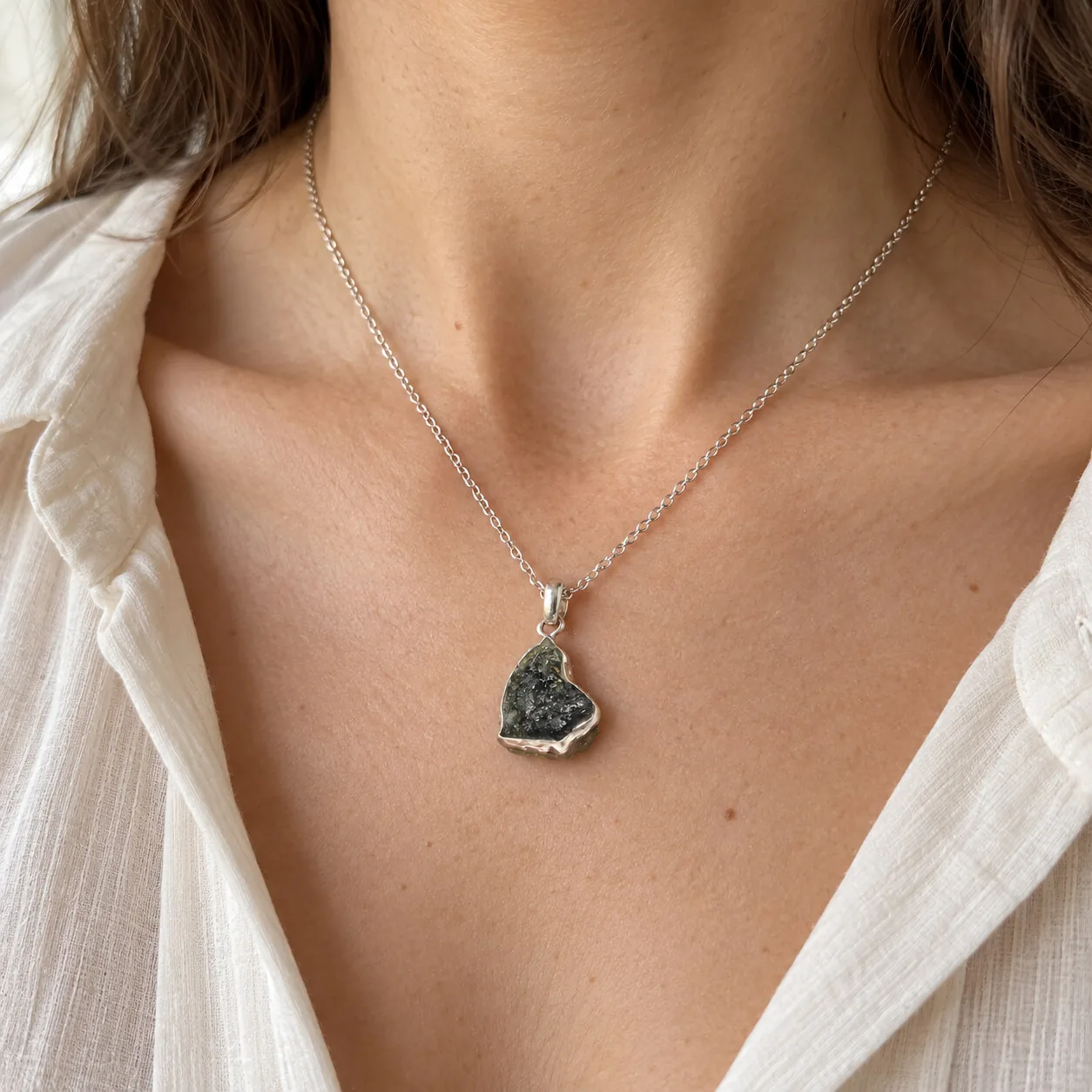 Collier tectite moldavite – monture argentée n°4 – porté (mise en situation)