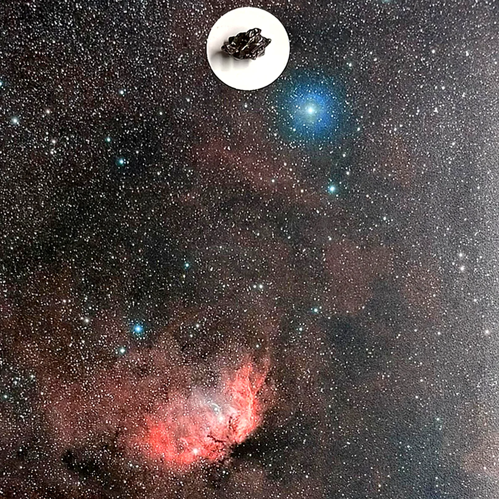 Grand tableau nébuleuse avec météorite Campo del Cielo – grand format 40 × 30 cm – gros plan sur la météorite