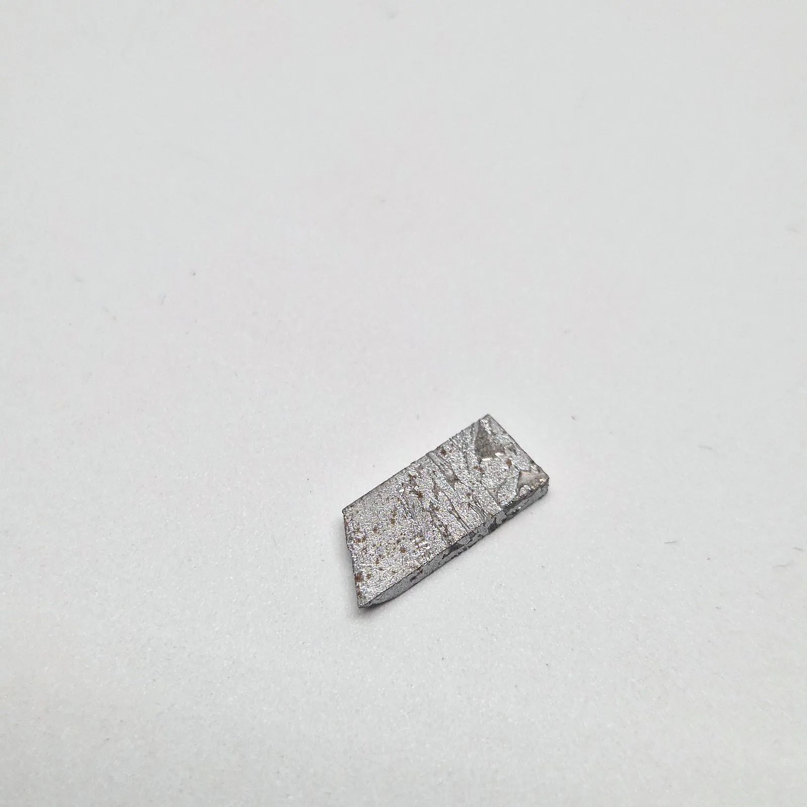 Fragment de météorite Aletai en écrin – figures de Widmanstätten – vue 8