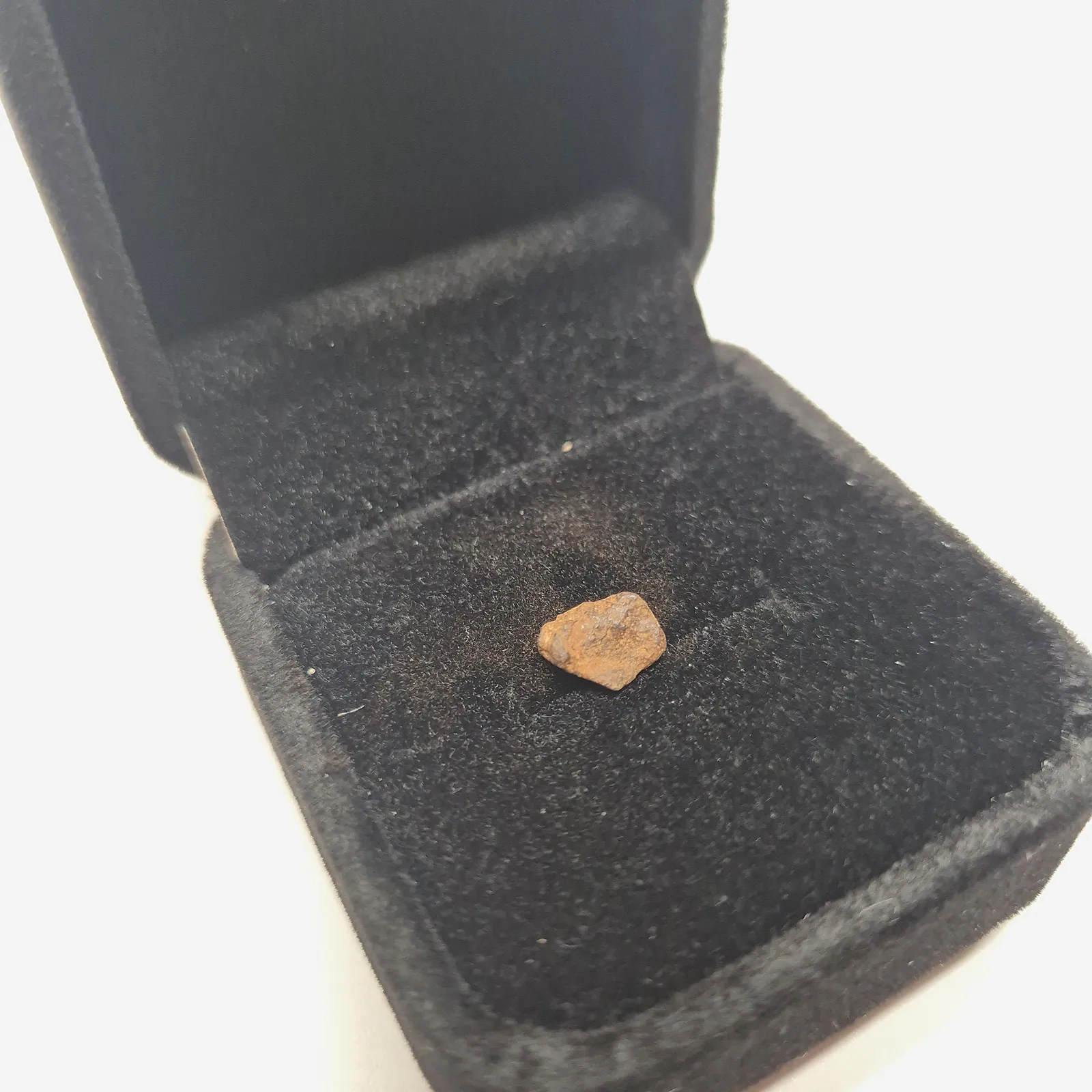 Mini météorite Gebel Kamil en écrin – Égypte – vue 5