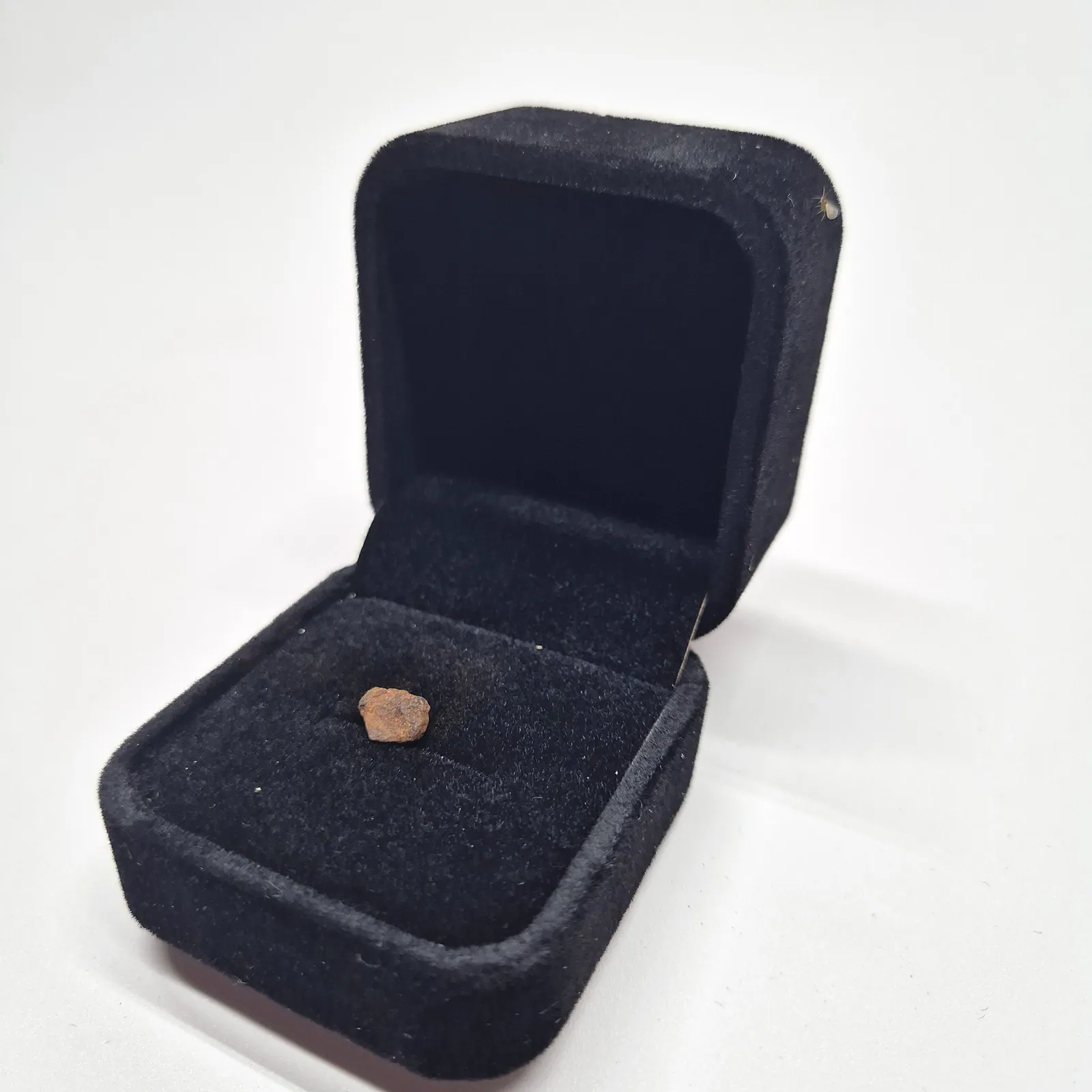 Mini météorite Gebel Kamil en écrin – Égypte – vue 3