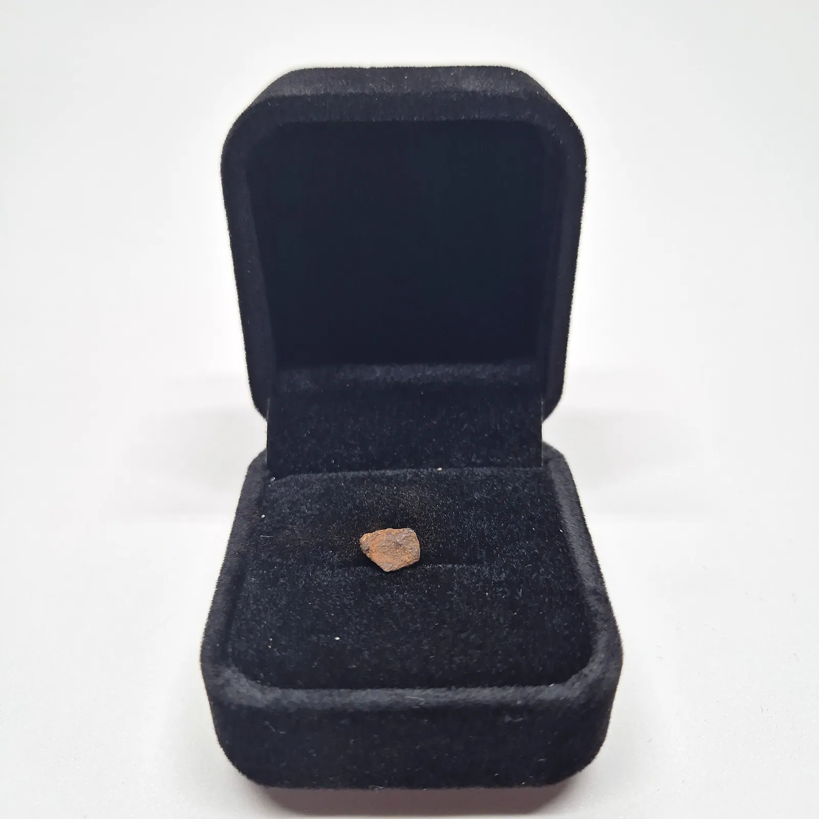 Mini météorite Gebel Kamil en écrin – Égypte – vue 4