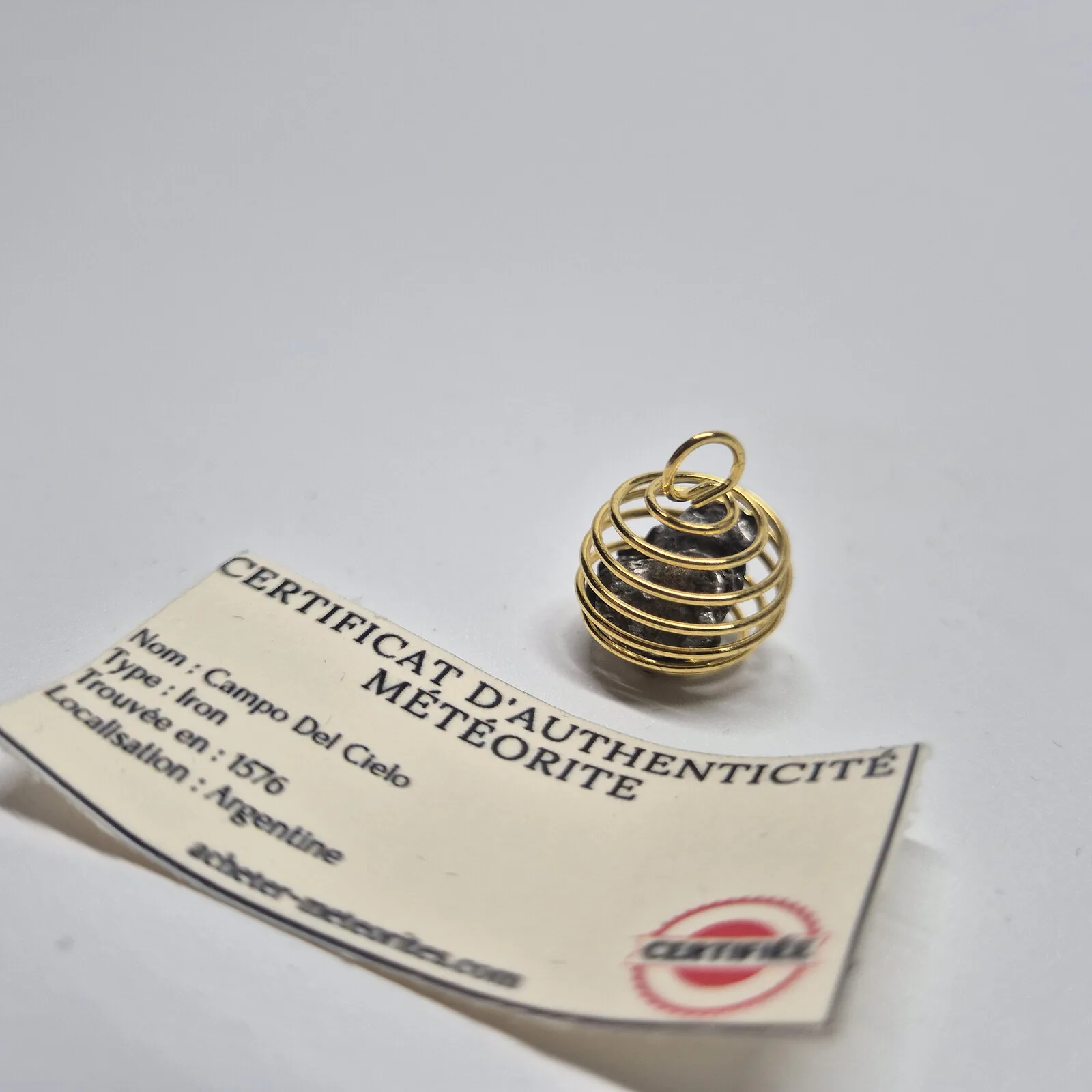 Pendentif cage spirale dorée – Campo del Cielo, sans chaîne – vue 3