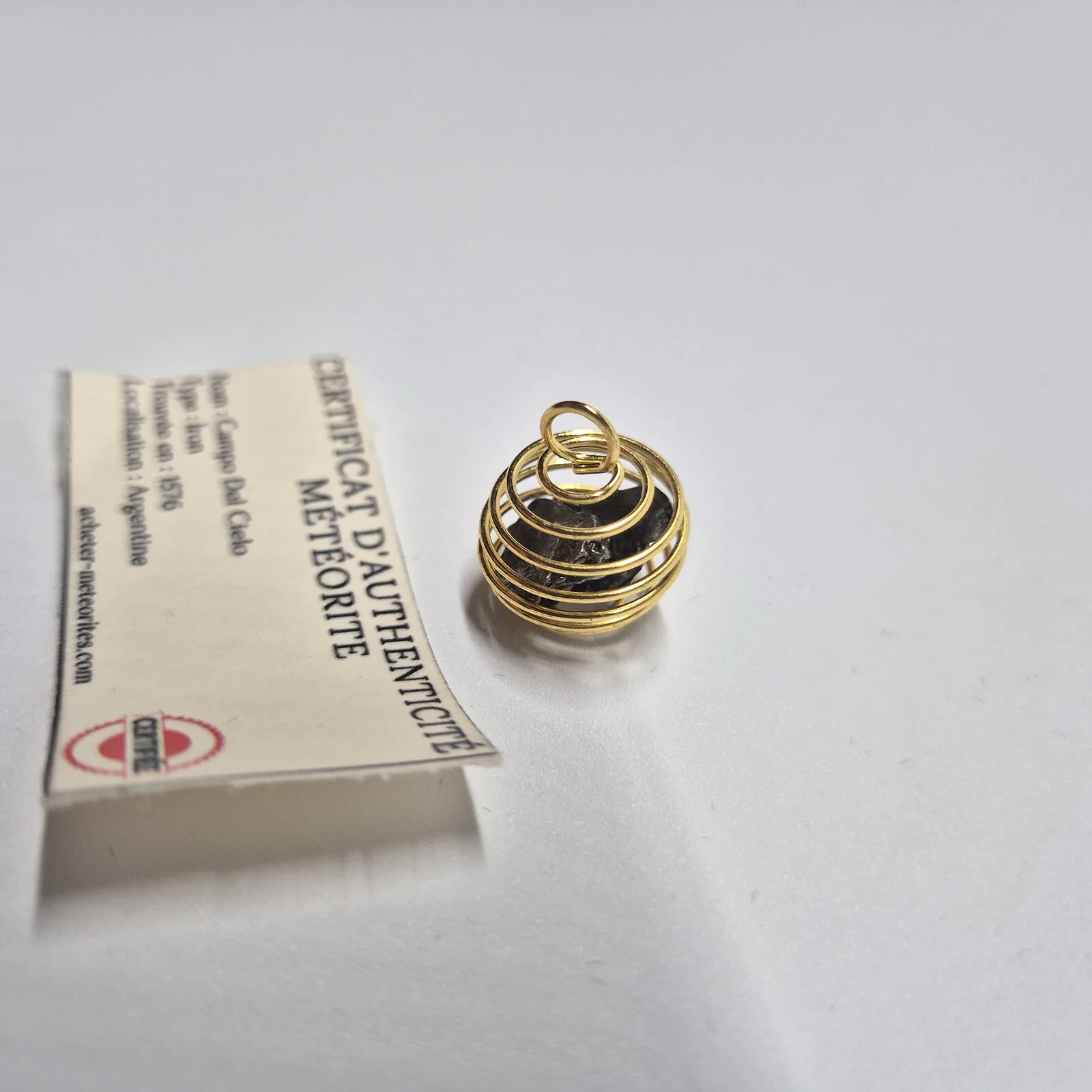 Pendentif cage spirale dorée – Campo del Cielo, sans chaîne – vue 4