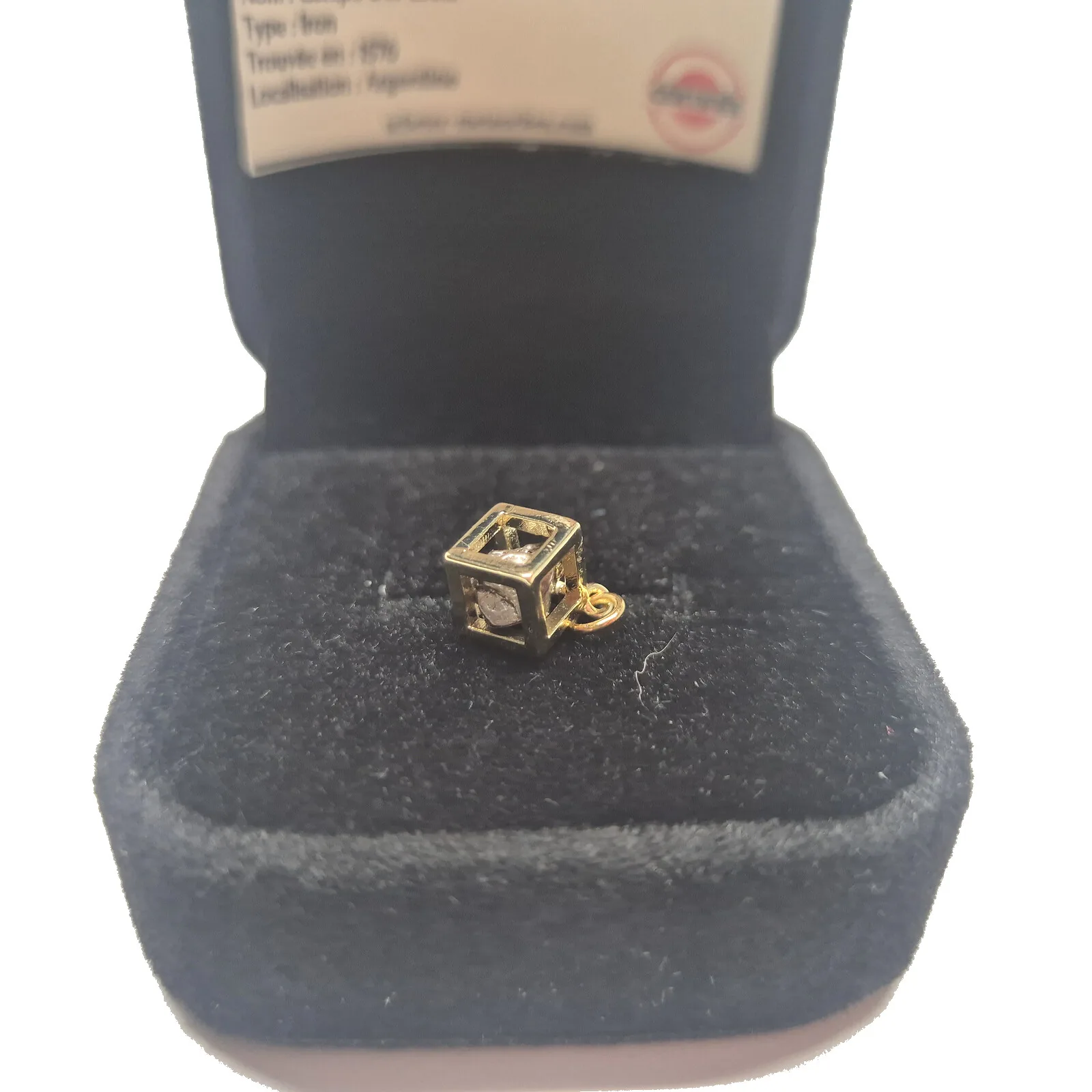 Pendentif cube doré – météorite Campo del Cielo – vue 2