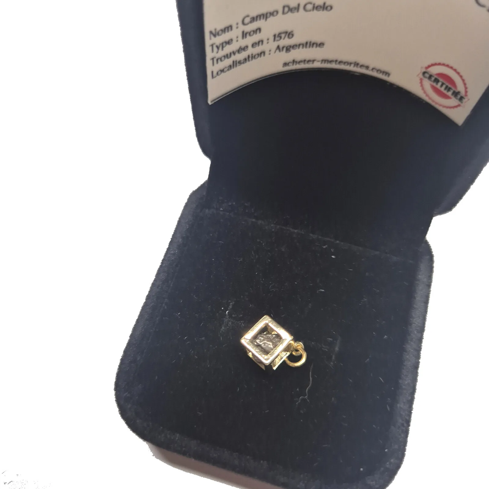 Pendentif cube doré – météorite Campo del Cielo – vue 4