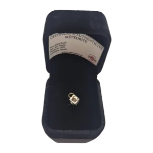 Pendentif cube doré – météorite Gebel Kamil