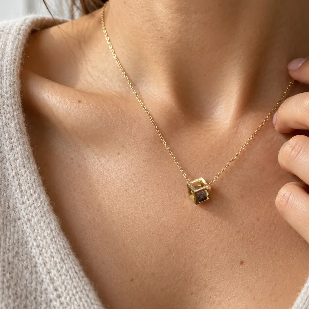Pendentif cube doré – météorite Gebel Kamil – porté (mise en situation)