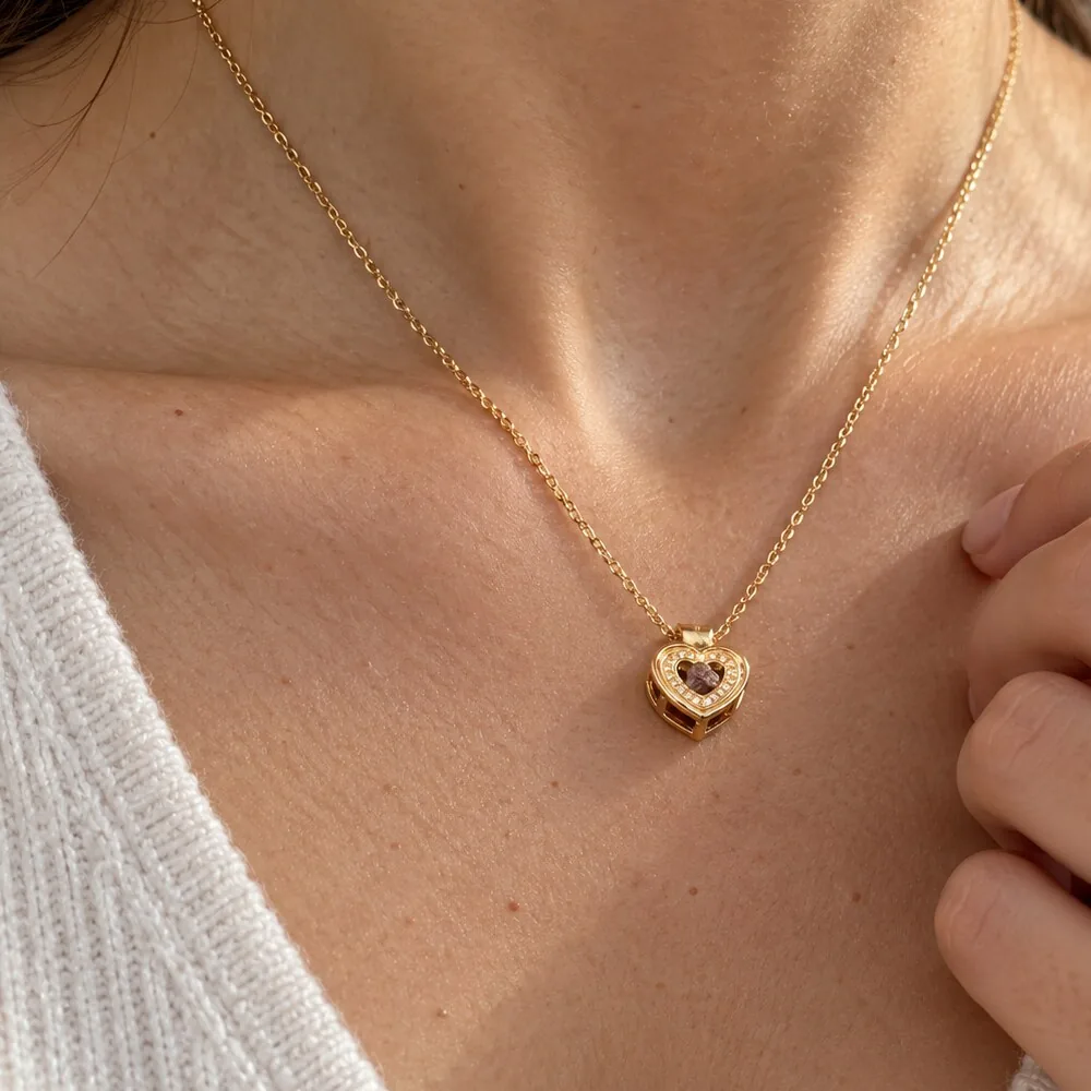 Pendentif cœur ouvert doré – météorite Gebel Kamil – porté (mise en situation)