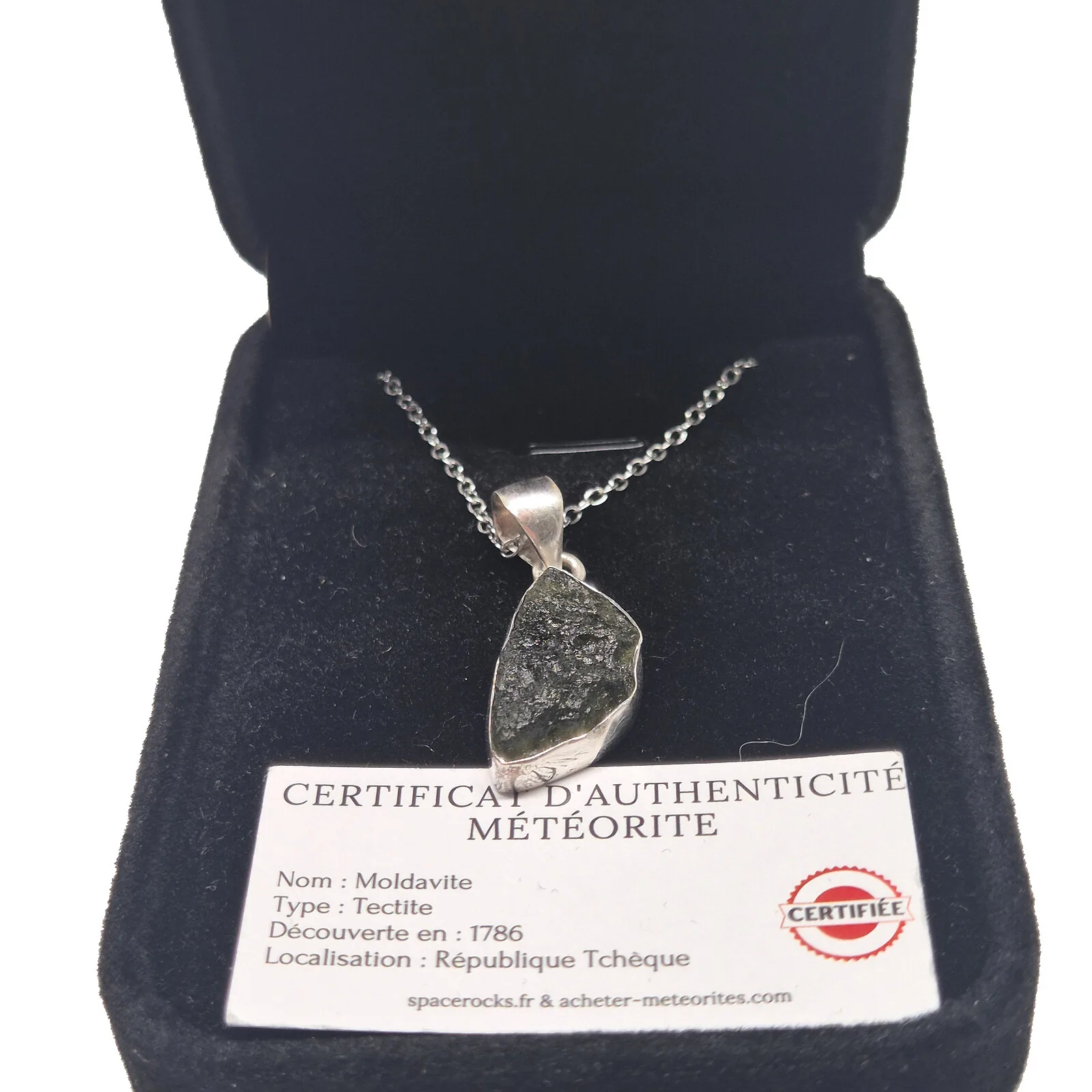 Pendentif moldavite naturelle allongée – chaîne argentée n°2 – vue 2