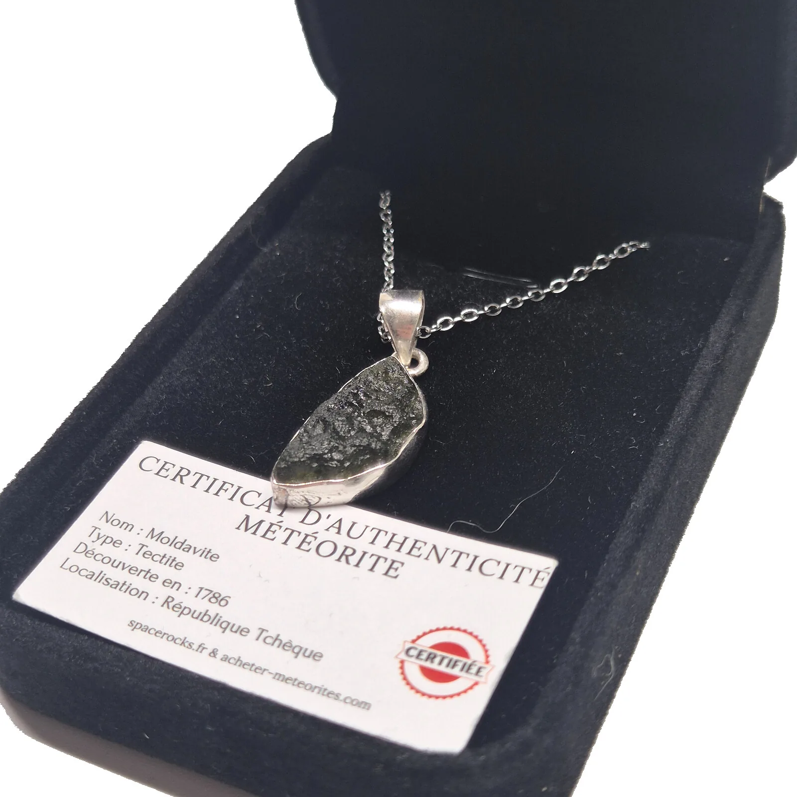 Pendentif moldavite naturelle allongée – chaîne argentée n°2 – vue 4