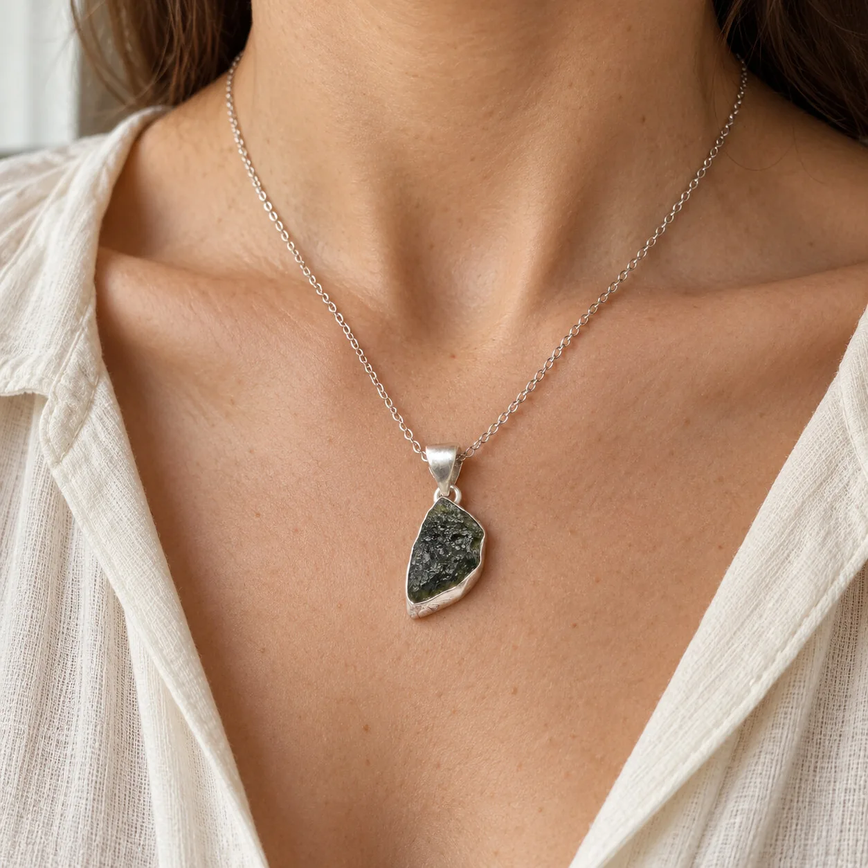 Pendentif moldavite naturelle allongée – chaîne argentée n°2 – porté (mise en situation)