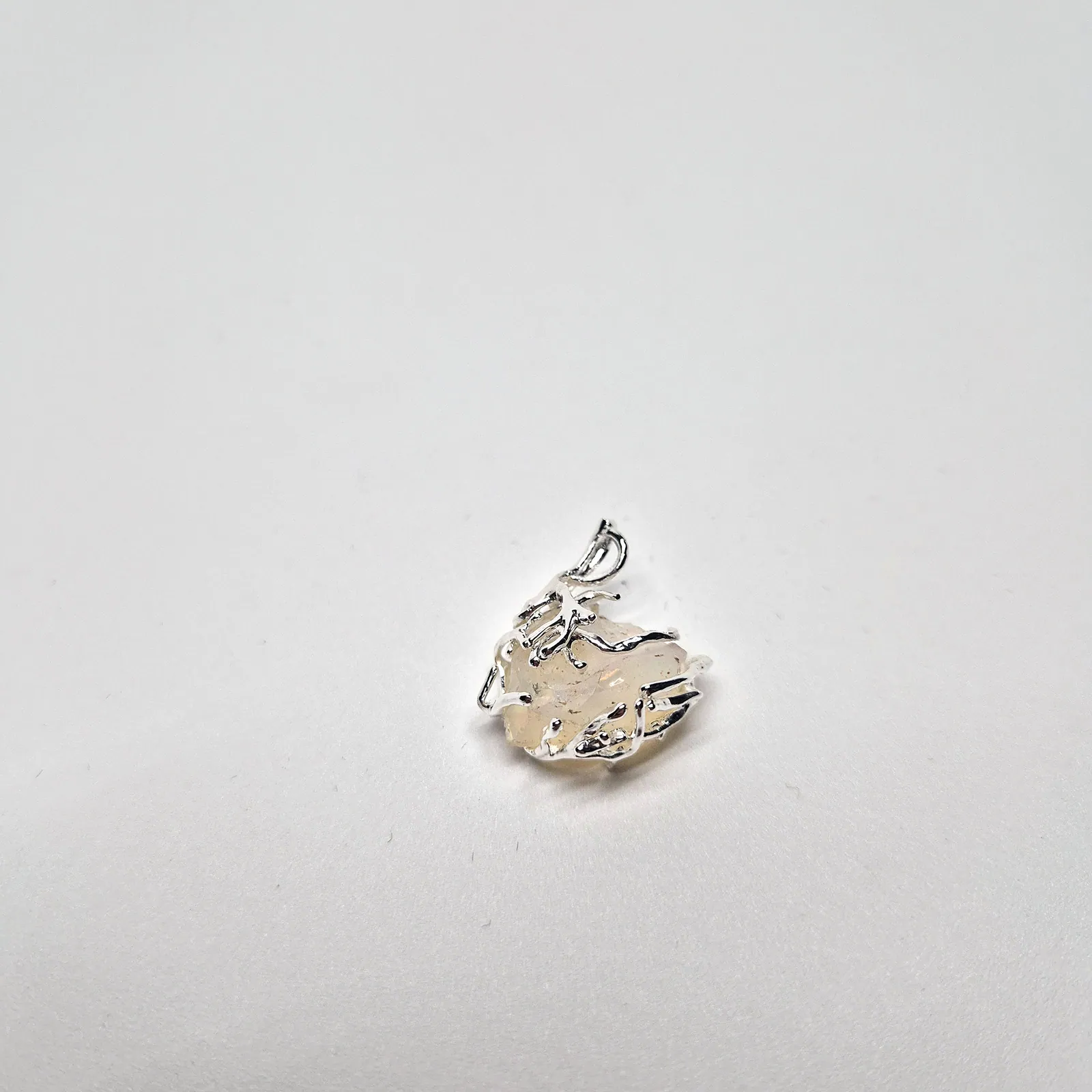 Pendentif opale Welo brute – monture argentée feuillage – vue 5