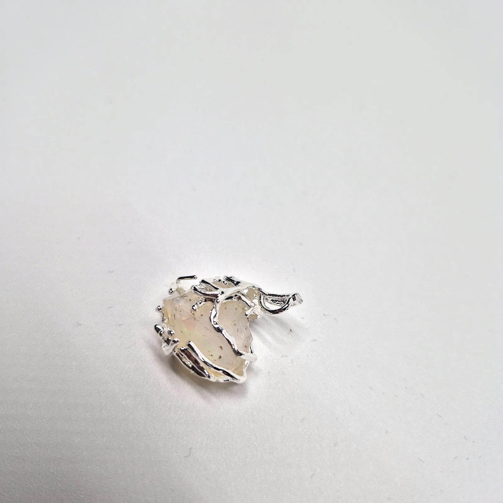 Pendentif opale Welo brute – monture argentée feuillage – vue 6