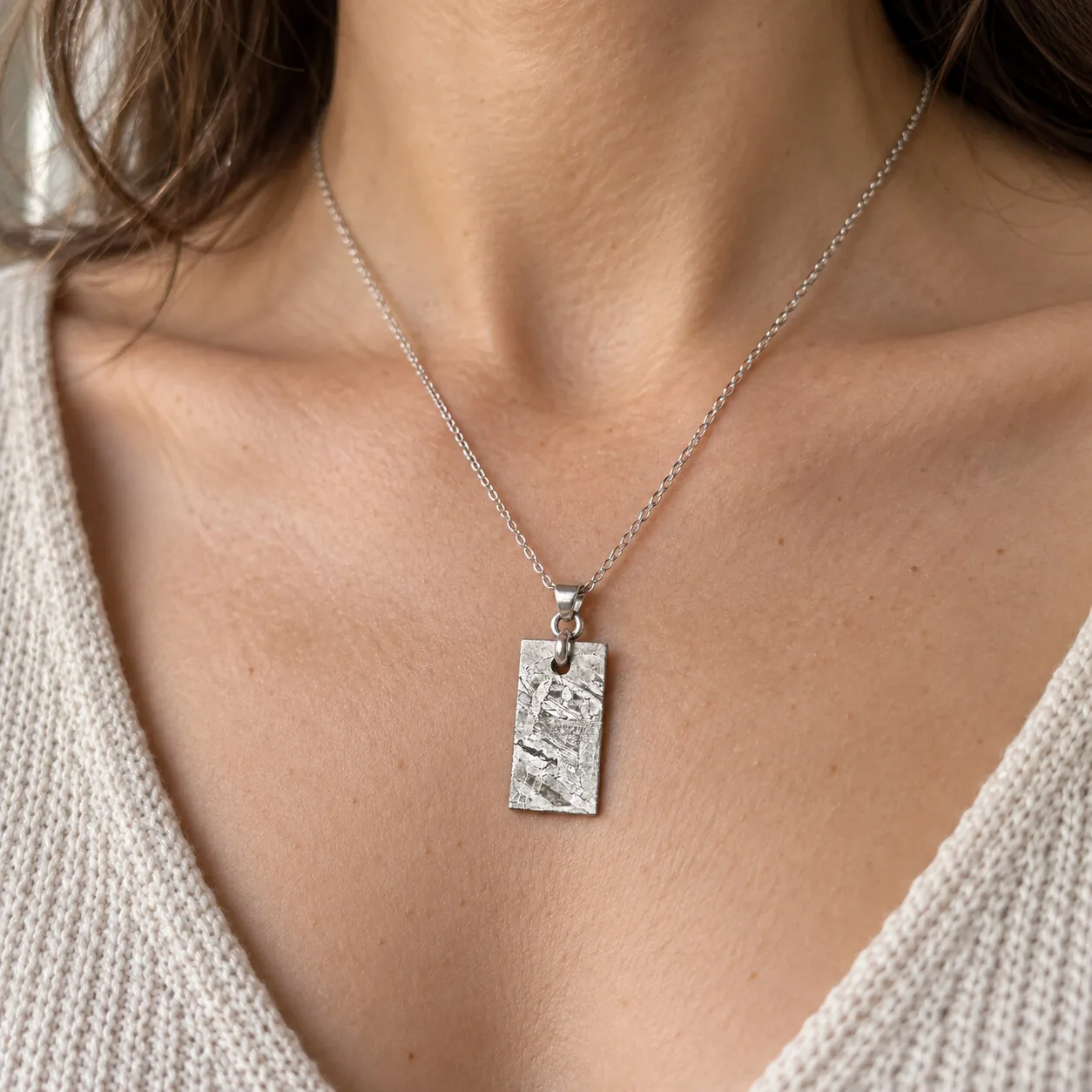 Pendentif plaque Aletai Widmanstätten – sans chaîne – porté (mise en situation)