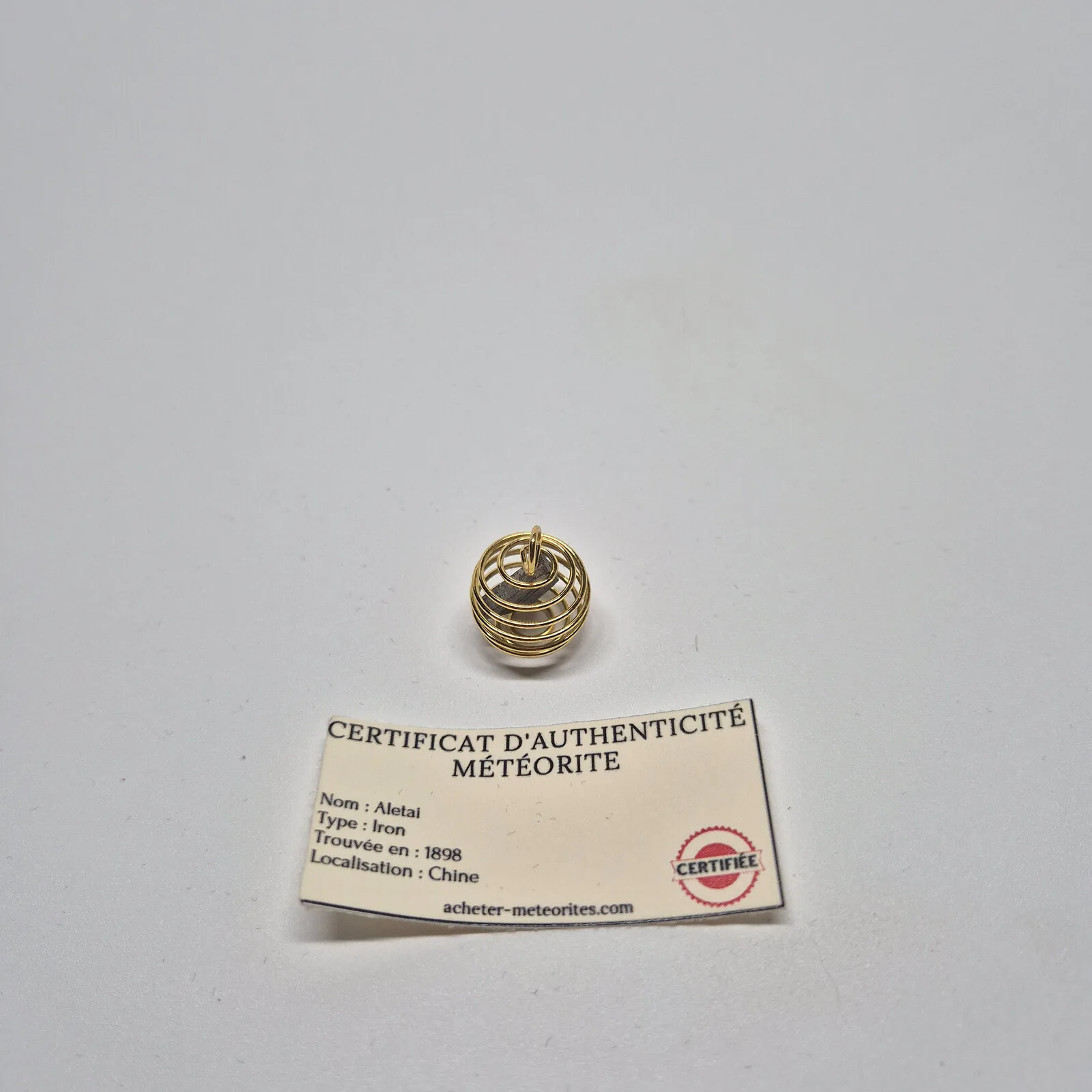 Pendentif spirale dorée – météorite Aletai, sans chaîne – vue 2