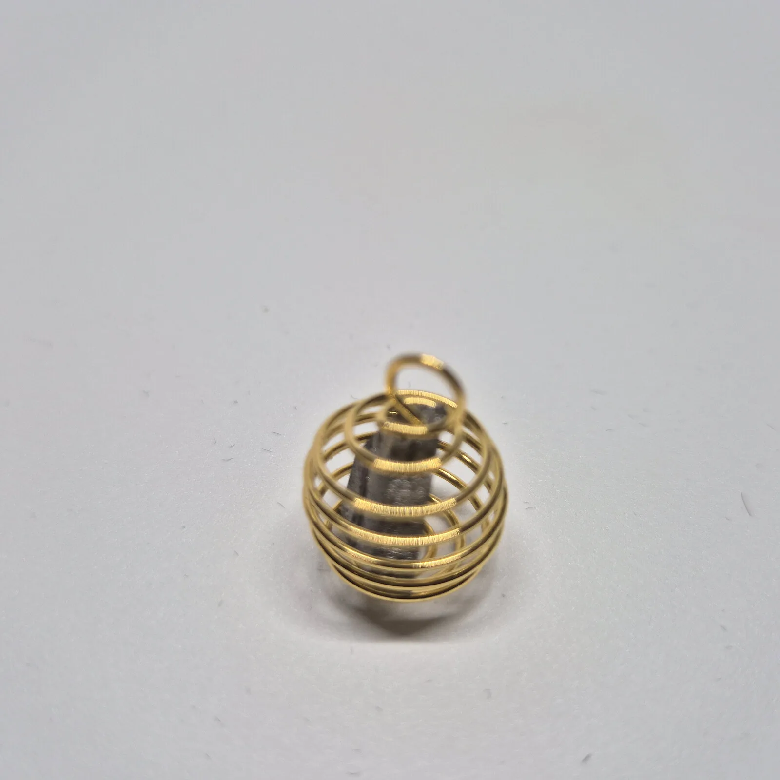 Pendentif spirale dorée – météorite Aletai, sans chaîne – vue 4