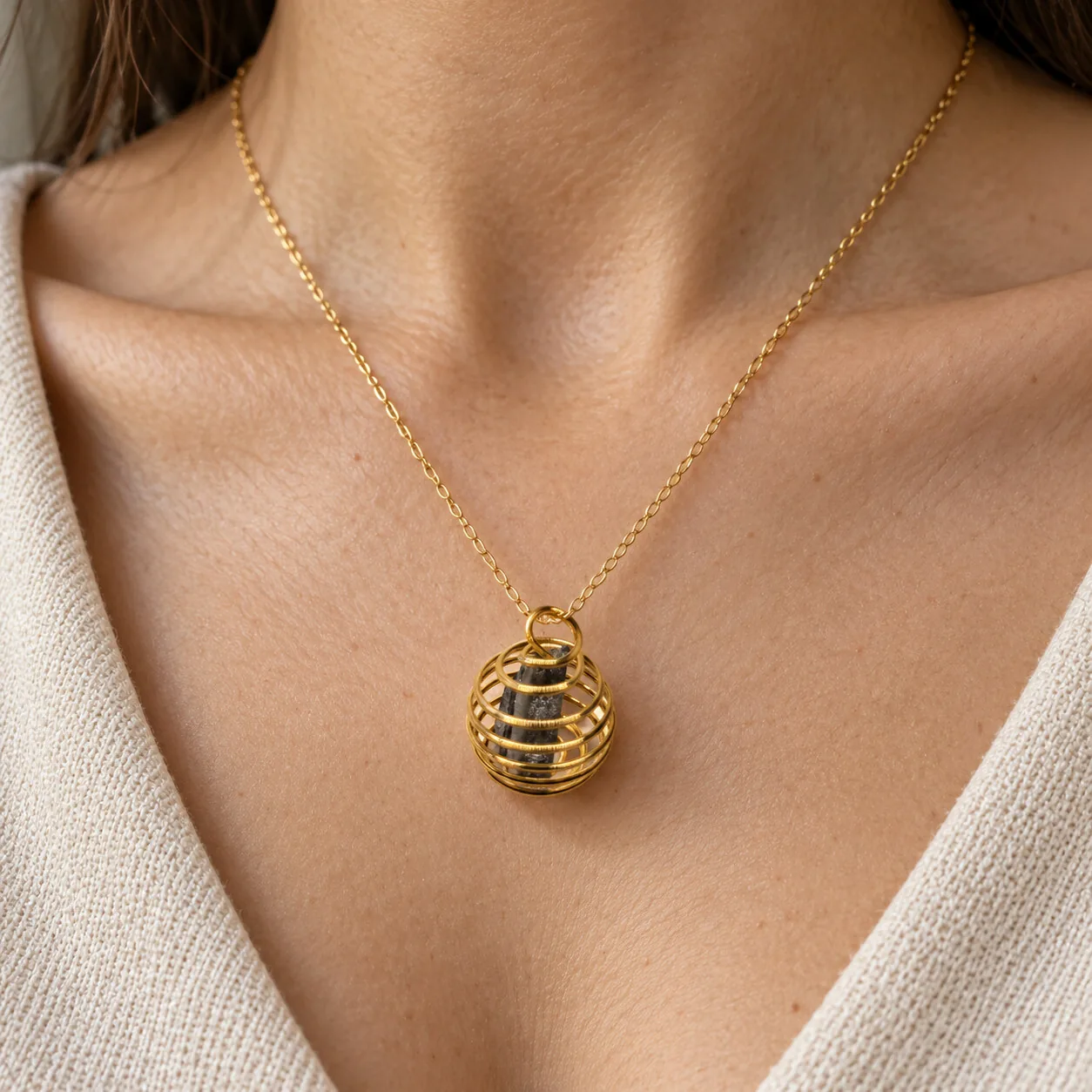 Pendentif spirale dorée – météorite Aletai, sans chaîne – porté (mise en situation)