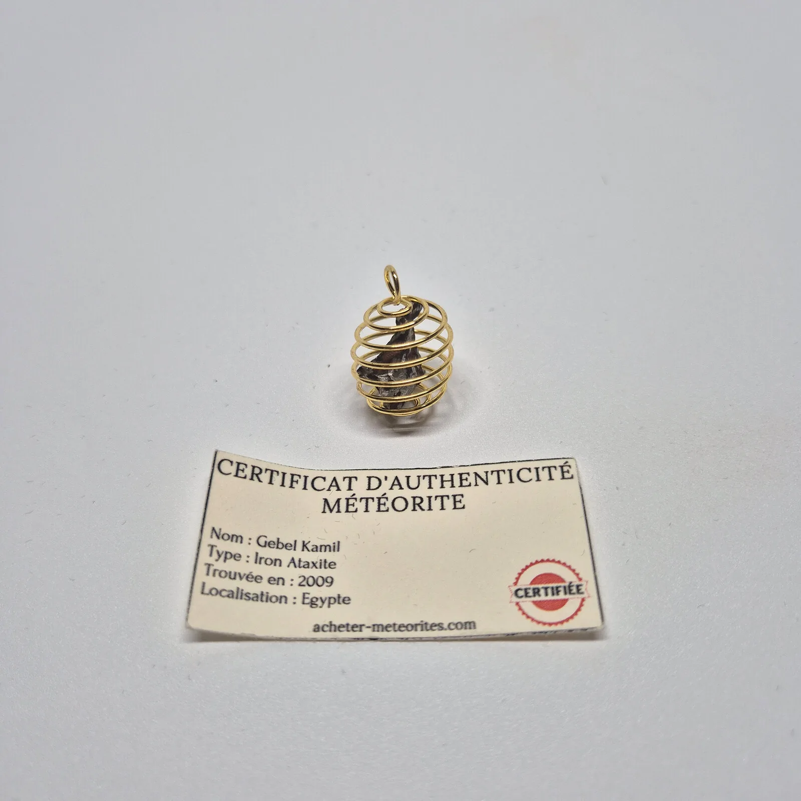 Pendentif spirale dorée – météorite Gebel Kamil, sans chaîne – vue 2