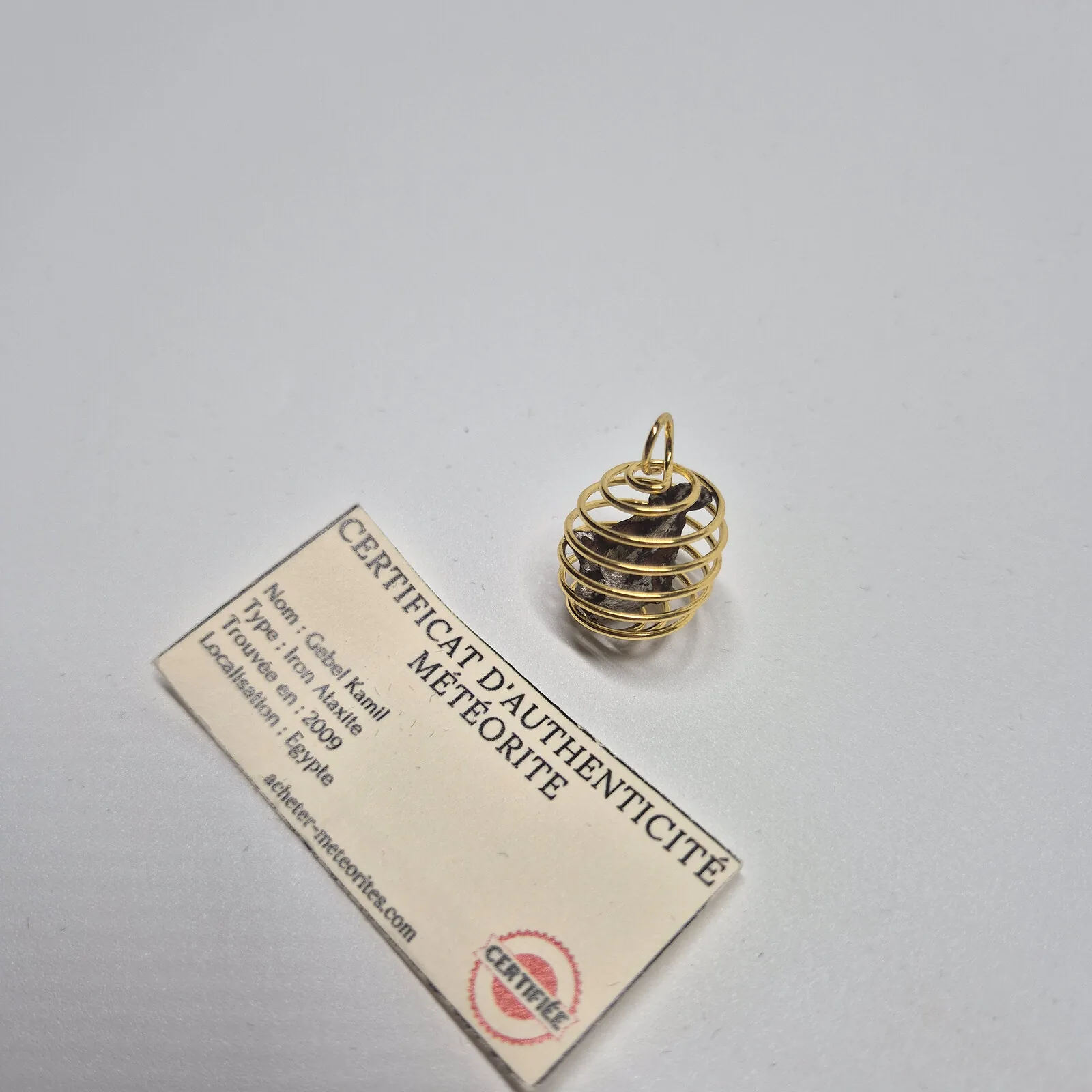 Pendentif spirale dorée – météorite Gebel Kamil, sans chaîne – vue 3