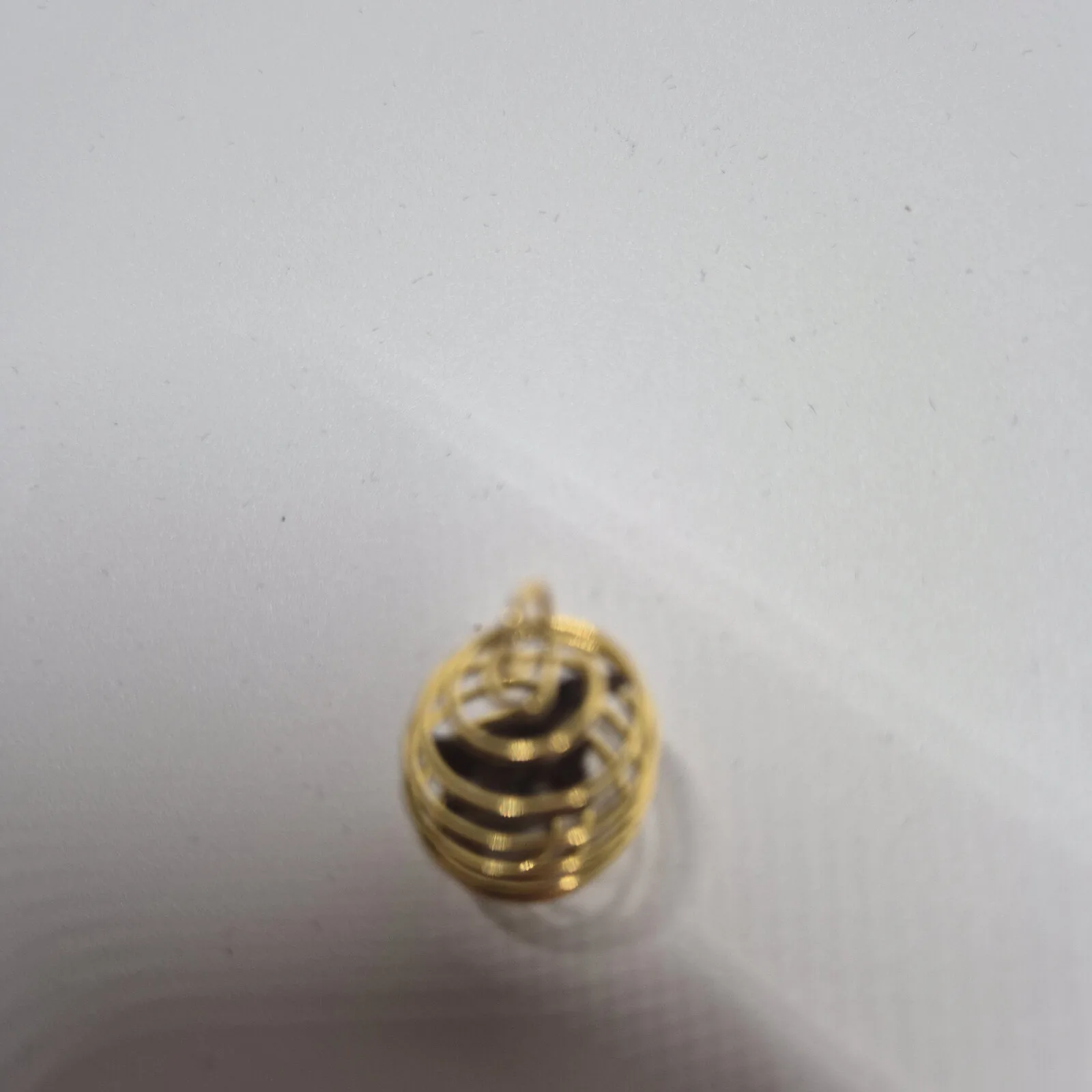 Pendentif spirale dorée – météorite Gebel Kamil, sans chaîne – vue 4