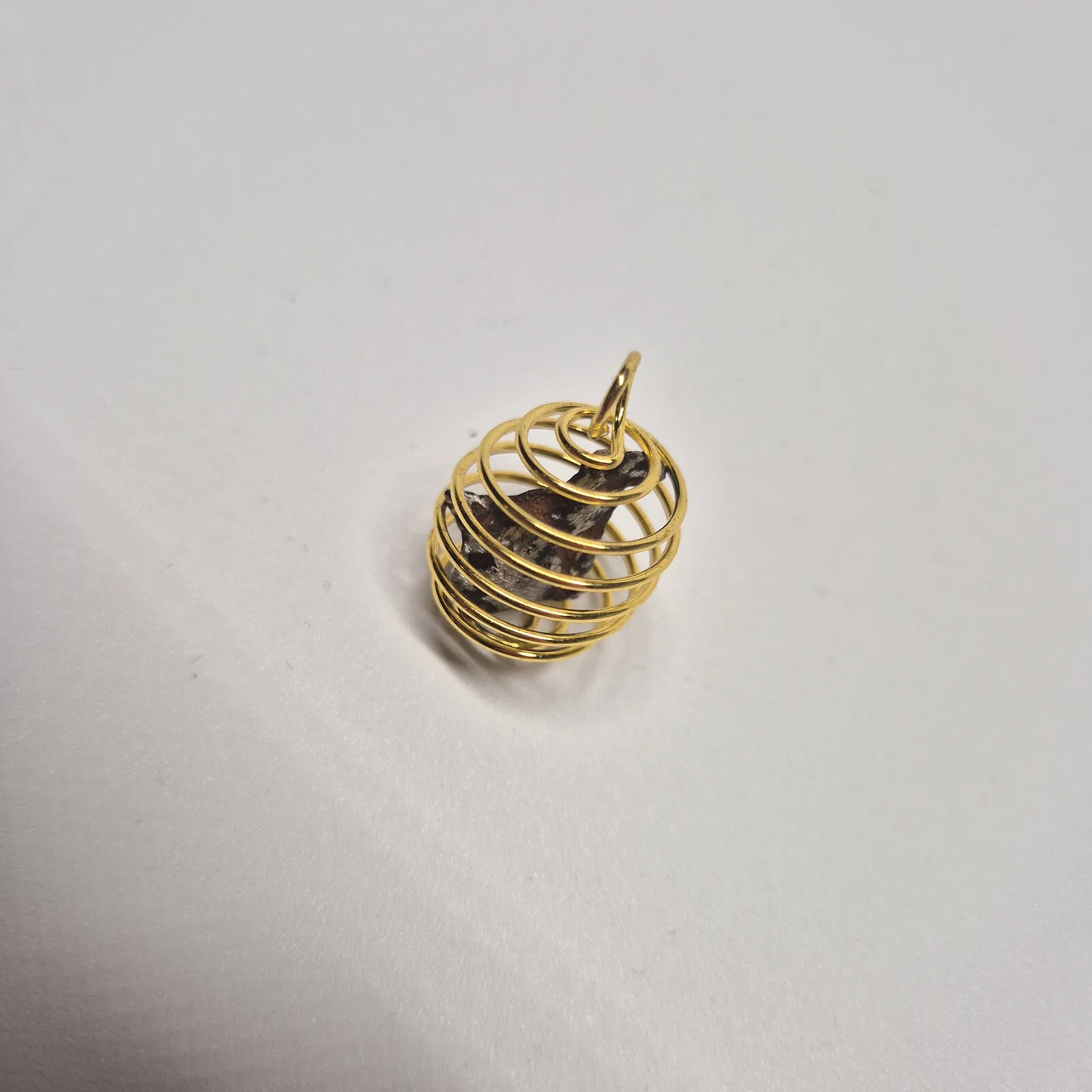 Pendentif spirale dorée – météorite Gebel Kamil, sans chaîne – vue 5