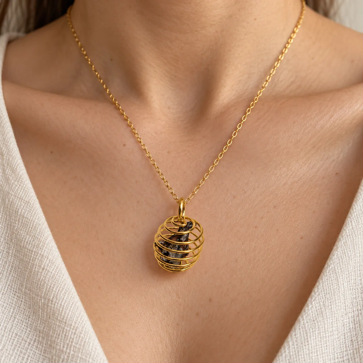 Pendentif spirale dorée – météorite Gebel Kamil, sans chaîne – porté (mise en situation)