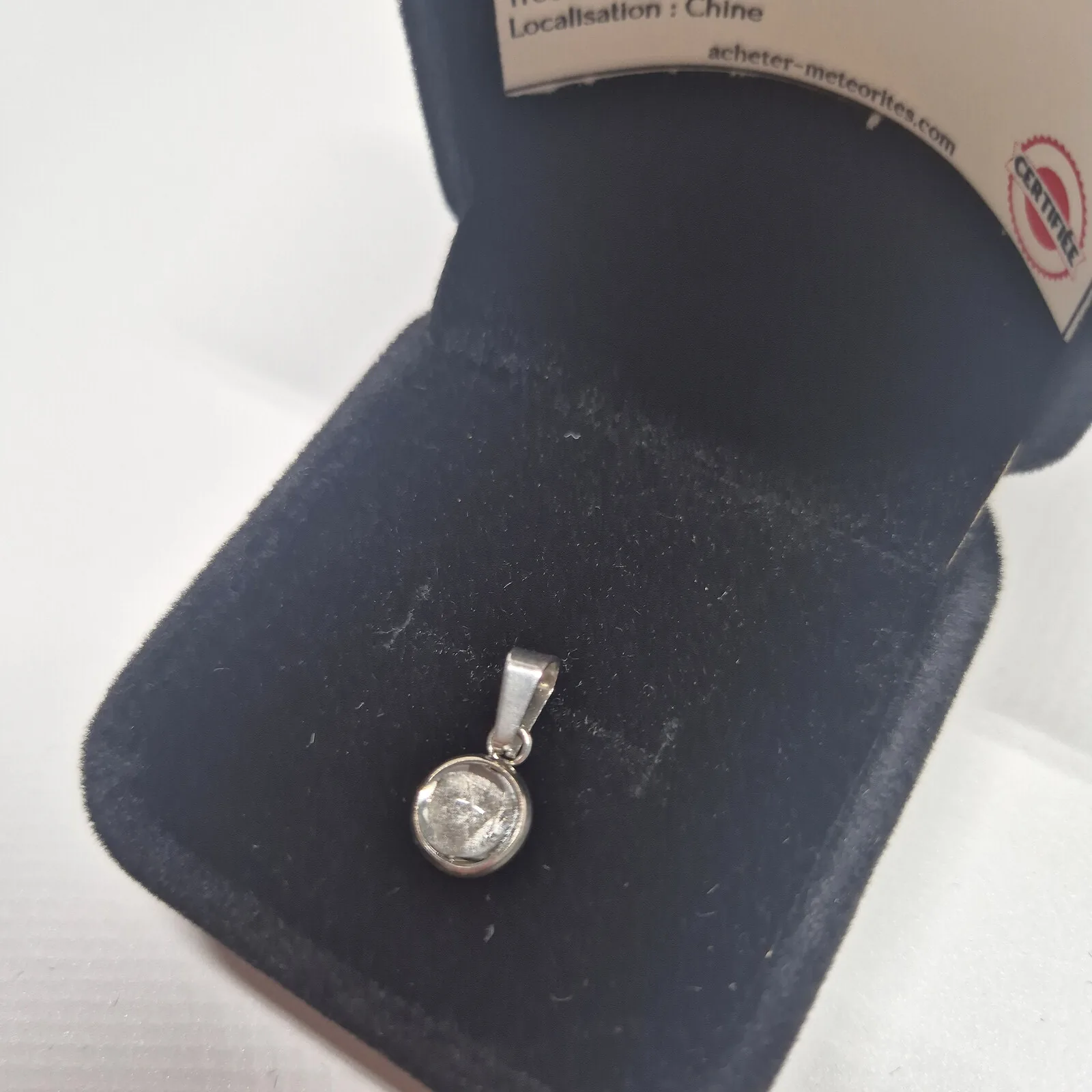 Petit pendentif rond serti – météorite Aletai, sans chaîne – vue 3