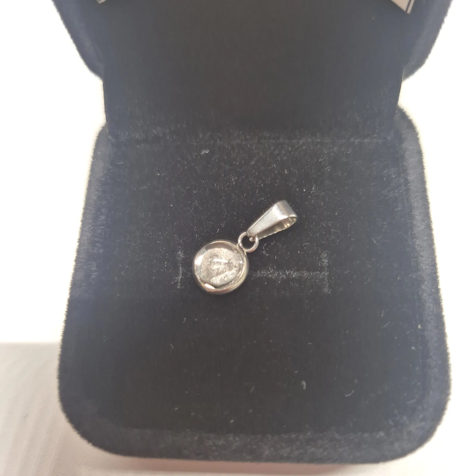 Petit pendentif rond serti – météorite Aletai, sans chaîne – vue 4