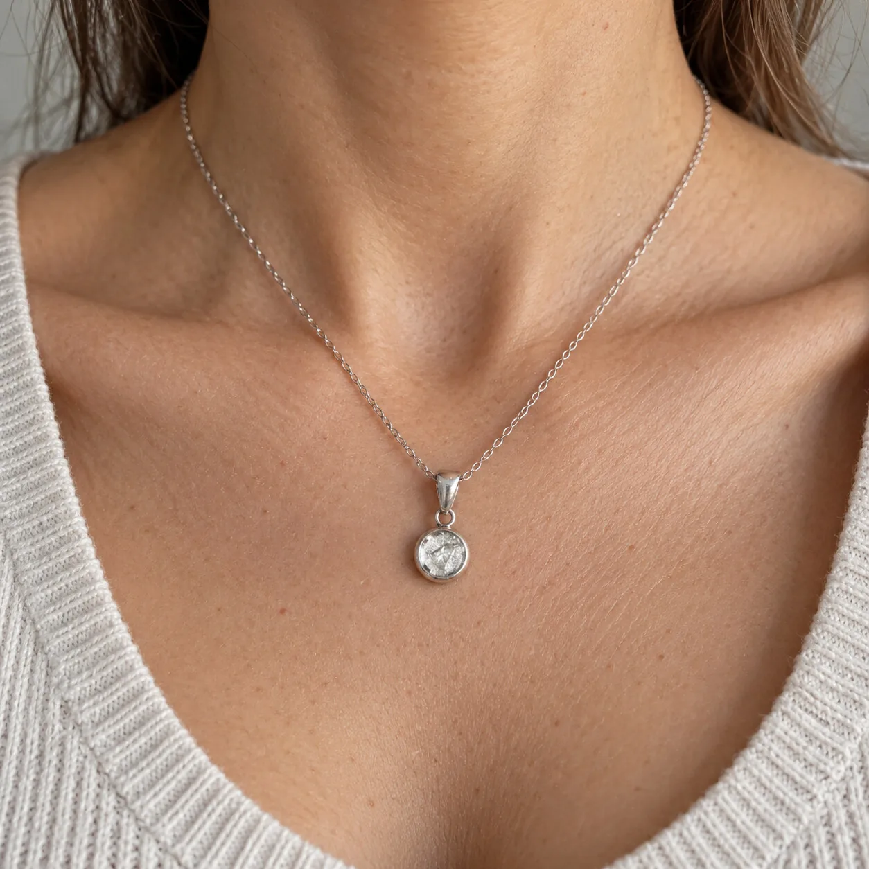 Petit pendentif rond serti – météorite Aletai, sans chaîne – porté (mise en situation)