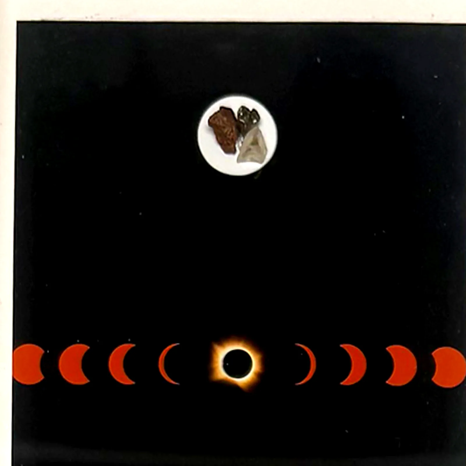 Photo éclipse solaire encadrée – Campo del Cielo, NWA 14093 et verre libyque – gros plan sur la météorite