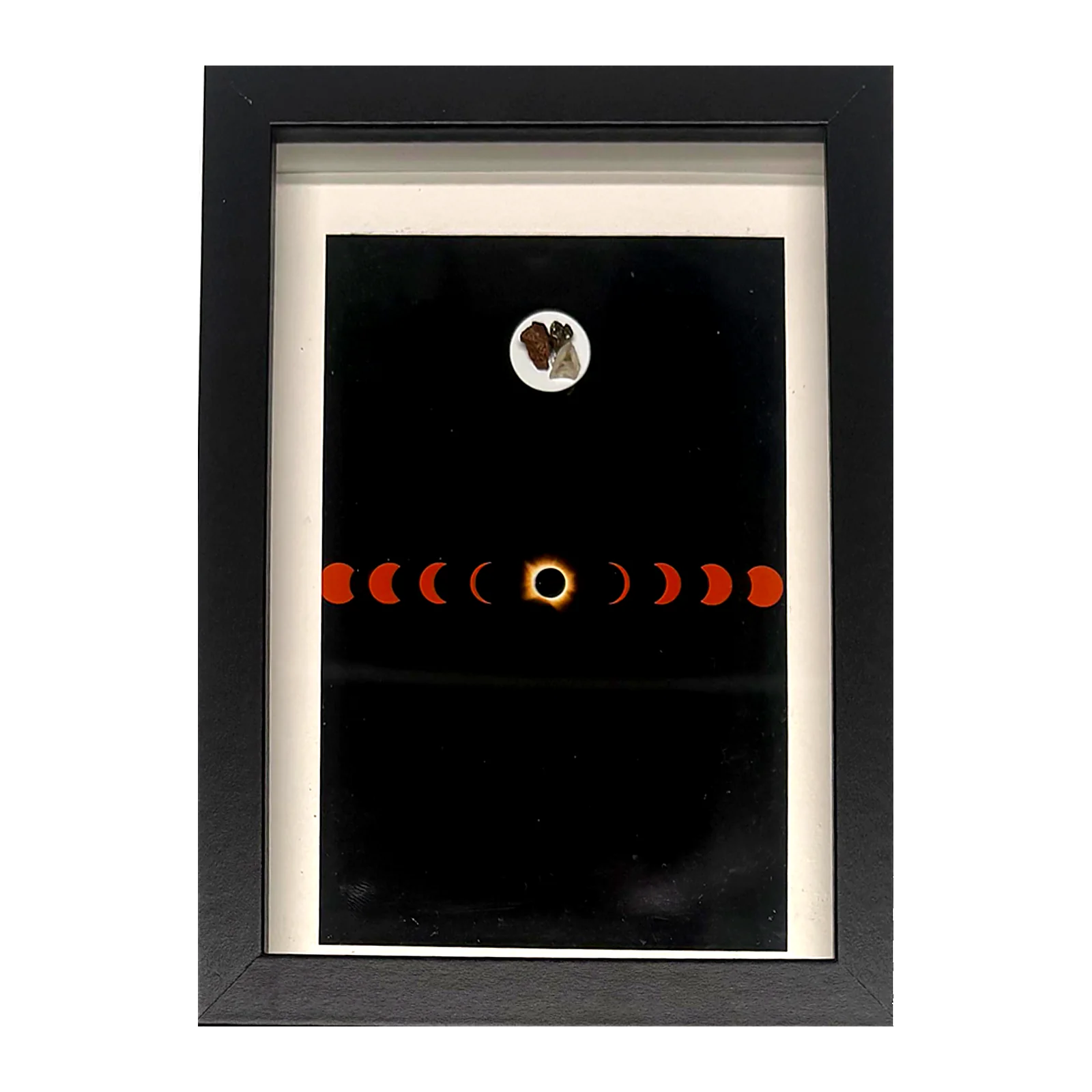 Photo éclipse solaire encadrée – Campo del Cielo, NWA 14093 et verre libyque