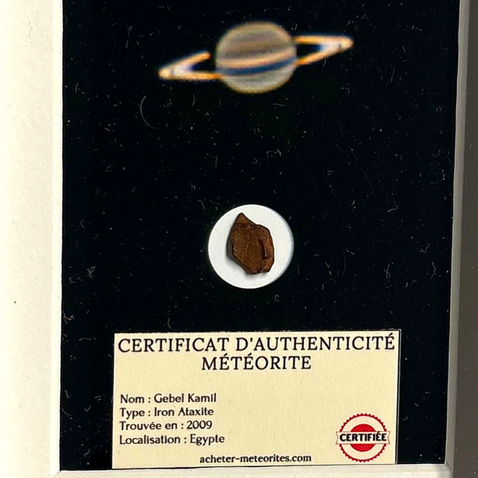 Photo Saturne encadrée avec météorite Gebel Kamil – cadre noir et passe-partout – gros plan sur la météorite