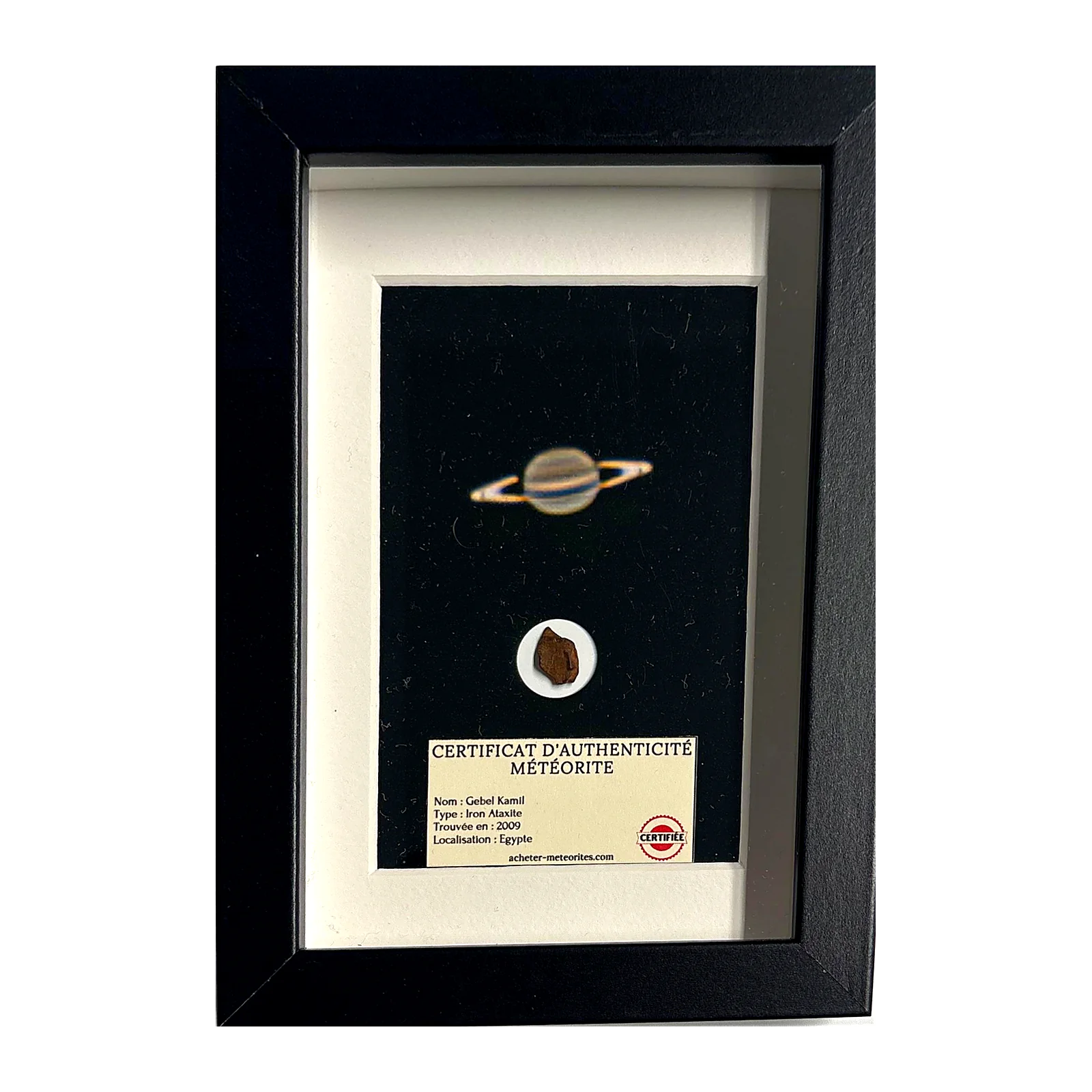 Photo Saturne encadrée avec météorite Gebel Kamil – cadre noir et passe-partout