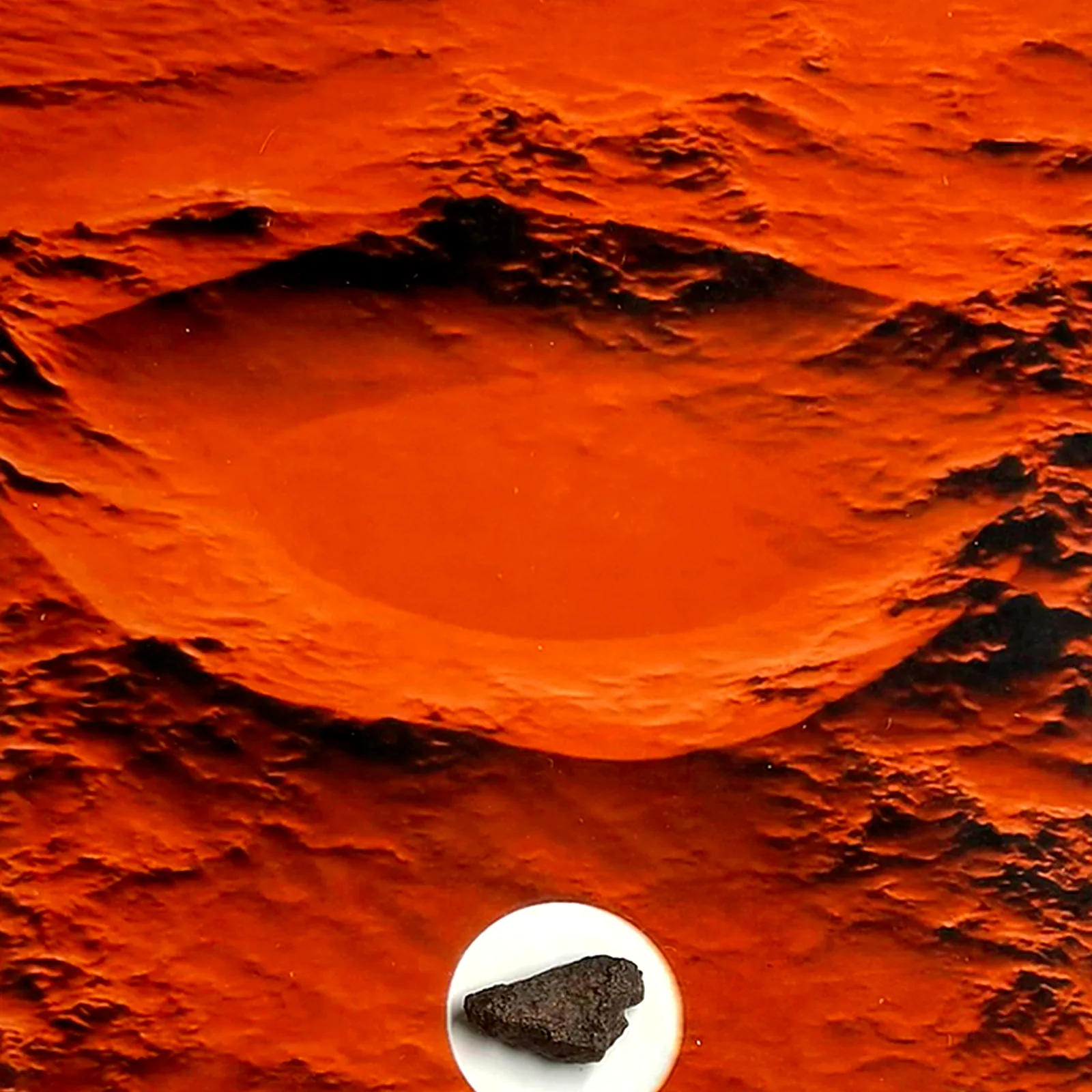 Photo surface de Mars avec météorite NWA XXX – cadre noir – gros plan sur la météorite