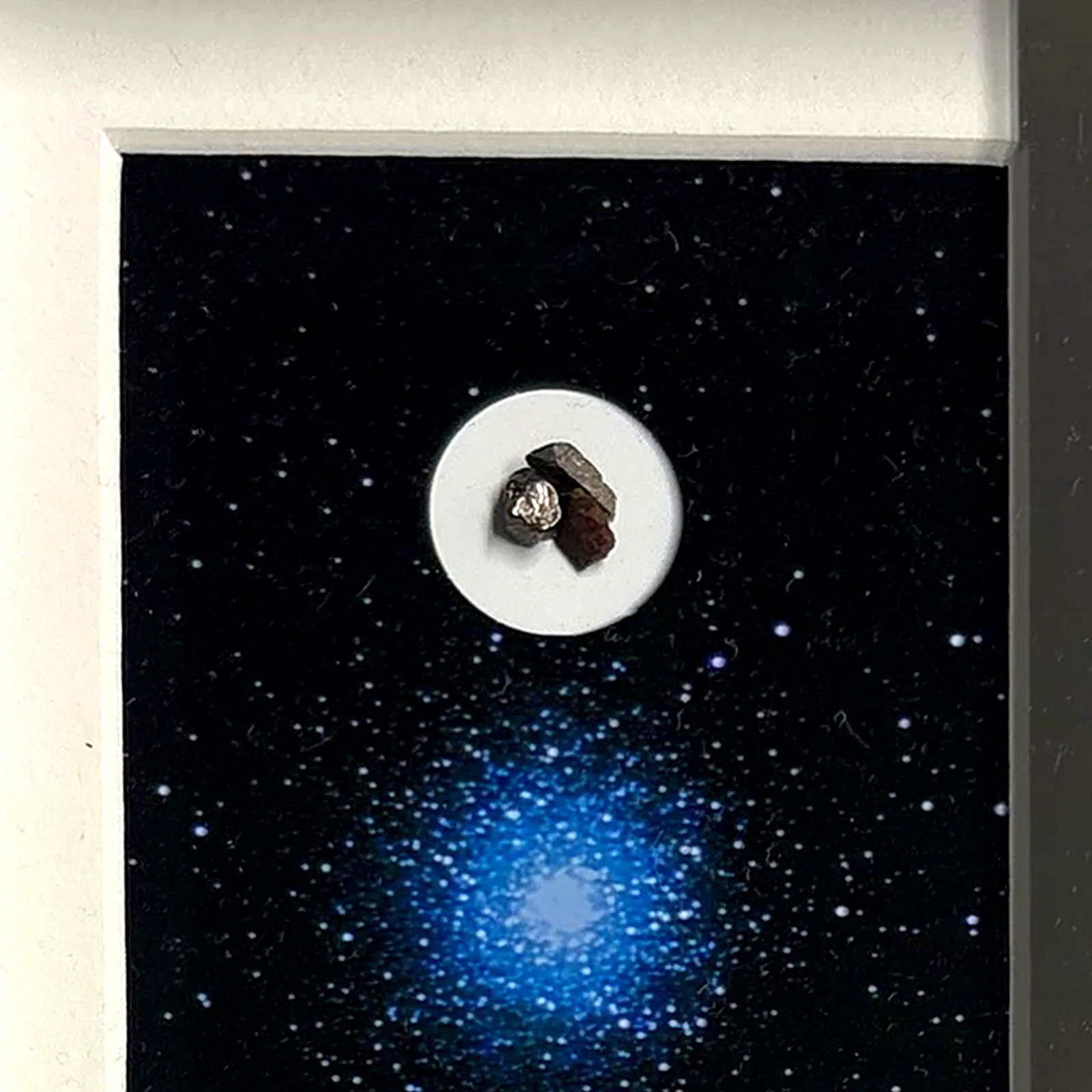 Tableau amas d'étoiles – amas d'Hercule, météorites Gebel Kamil, Campo del Cielo et Aletai – gros plan sur la météorite