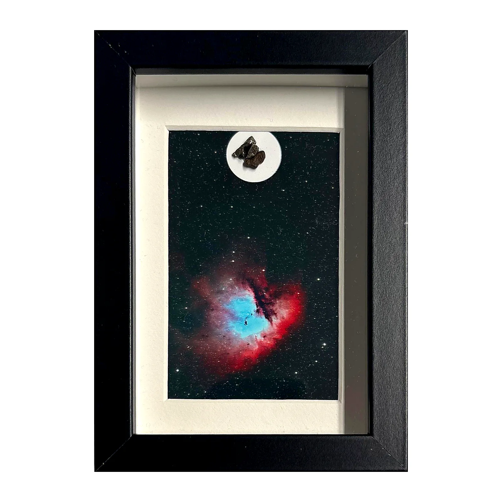 Tableau ciel profond – nébuleuse Pacman, météorites Gebel Kamil et Aletai – vue de face sur fond blanc