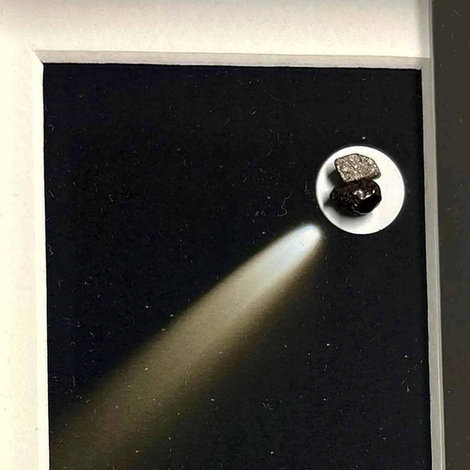 Tableau comète avec météorites Aletai et NWA 13290 – cadre noir et passe-partout – gros plan sur la météorite