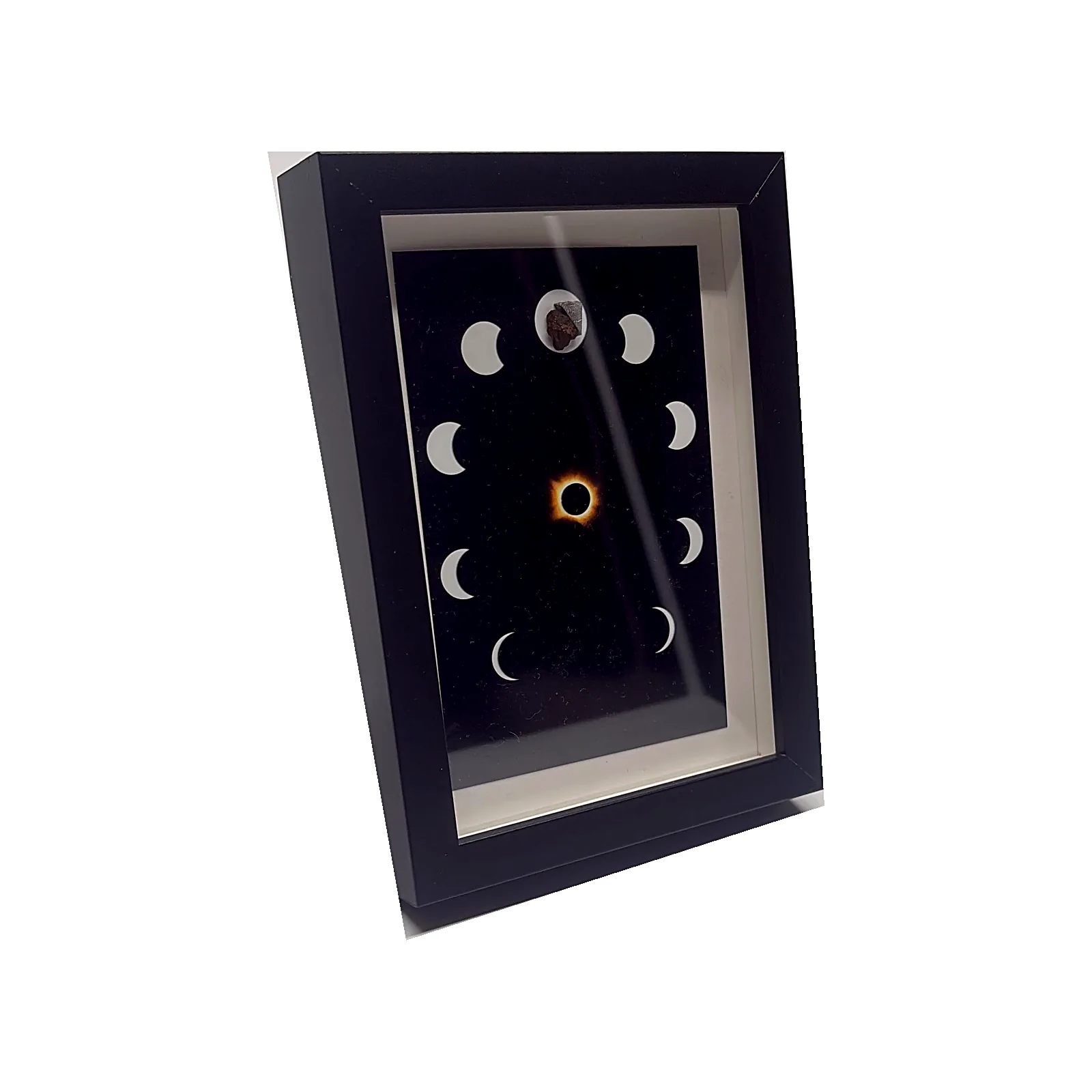 Tableau couronne solaire avec météorites Aletai et NWA 14093 – cadre profondeur – vue de biais