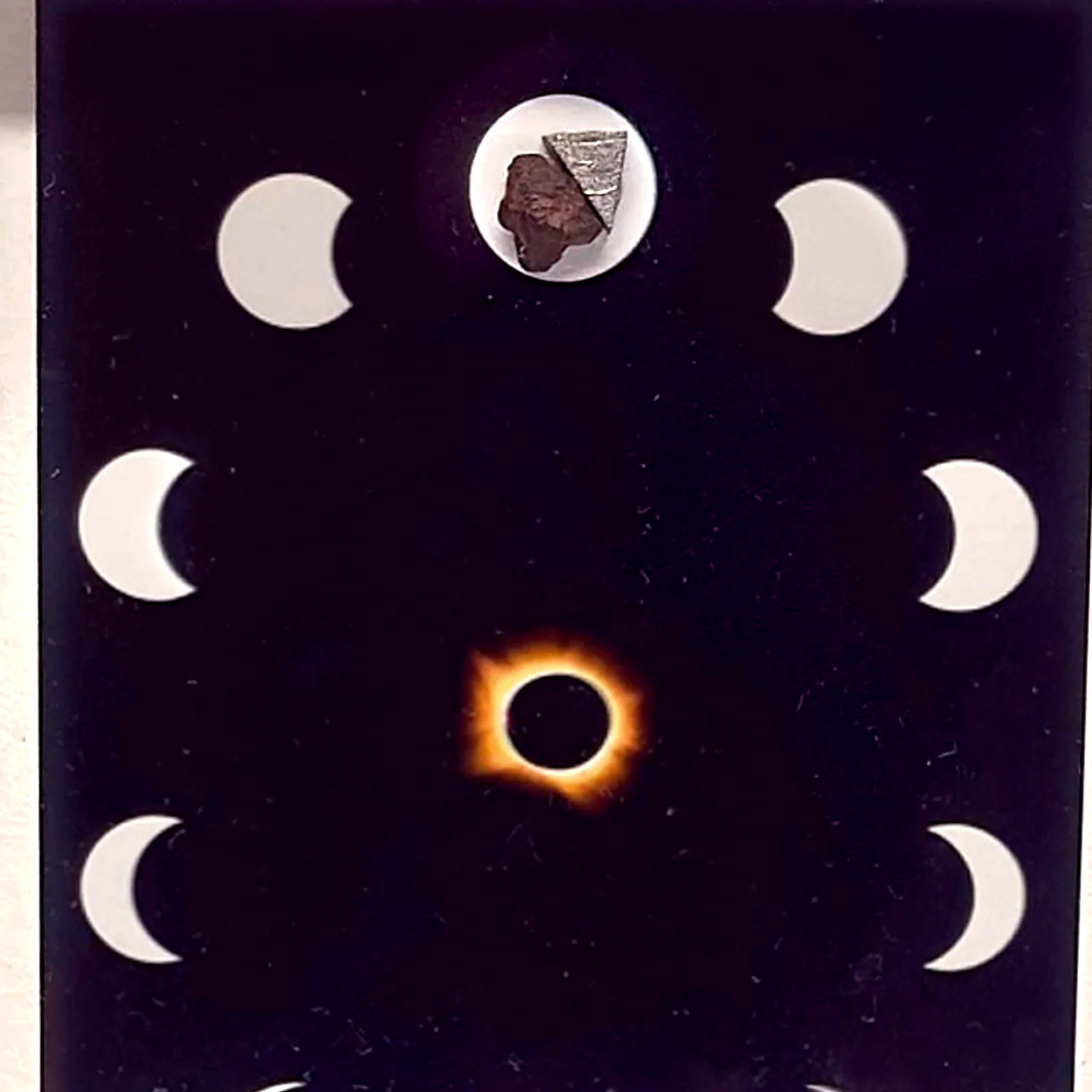 Tableau couronne solaire avec météorites Aletai et NWA 14093 – cadre profondeur – gros plan sur la météorite