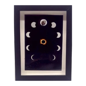 Tableau couronne solaire avec météorites Aletai et NWA 14093 – cadre profondeur