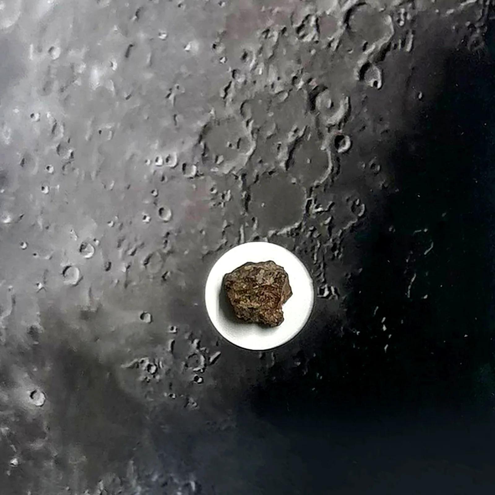 Tableau cratères lunaires avec météorite NWA XXX – cadre noir – gros plan sur la météorite