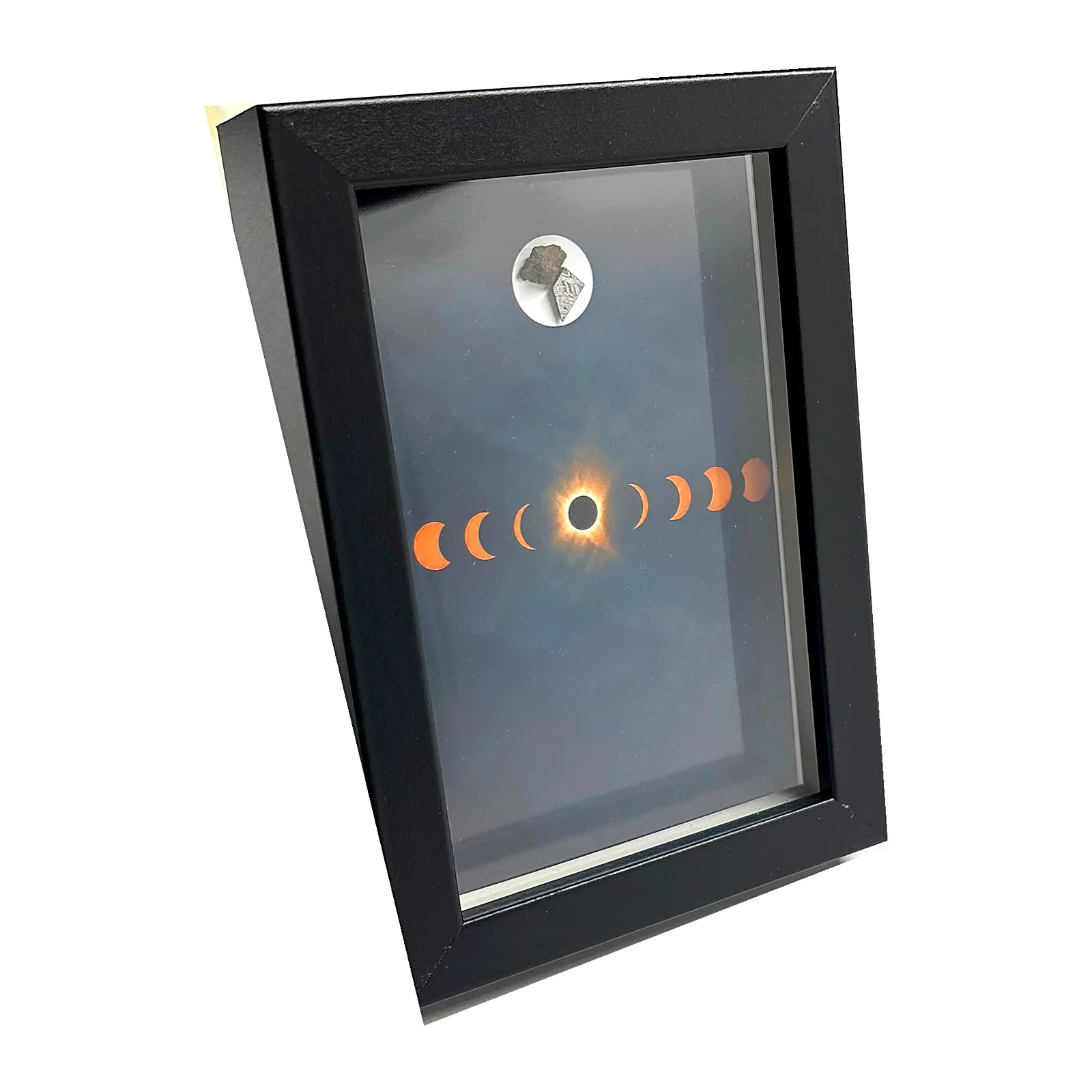 Tableau éclipse solaire avec météorites Aletai et NWA 14093 – cadre profondeur – vue de biais
