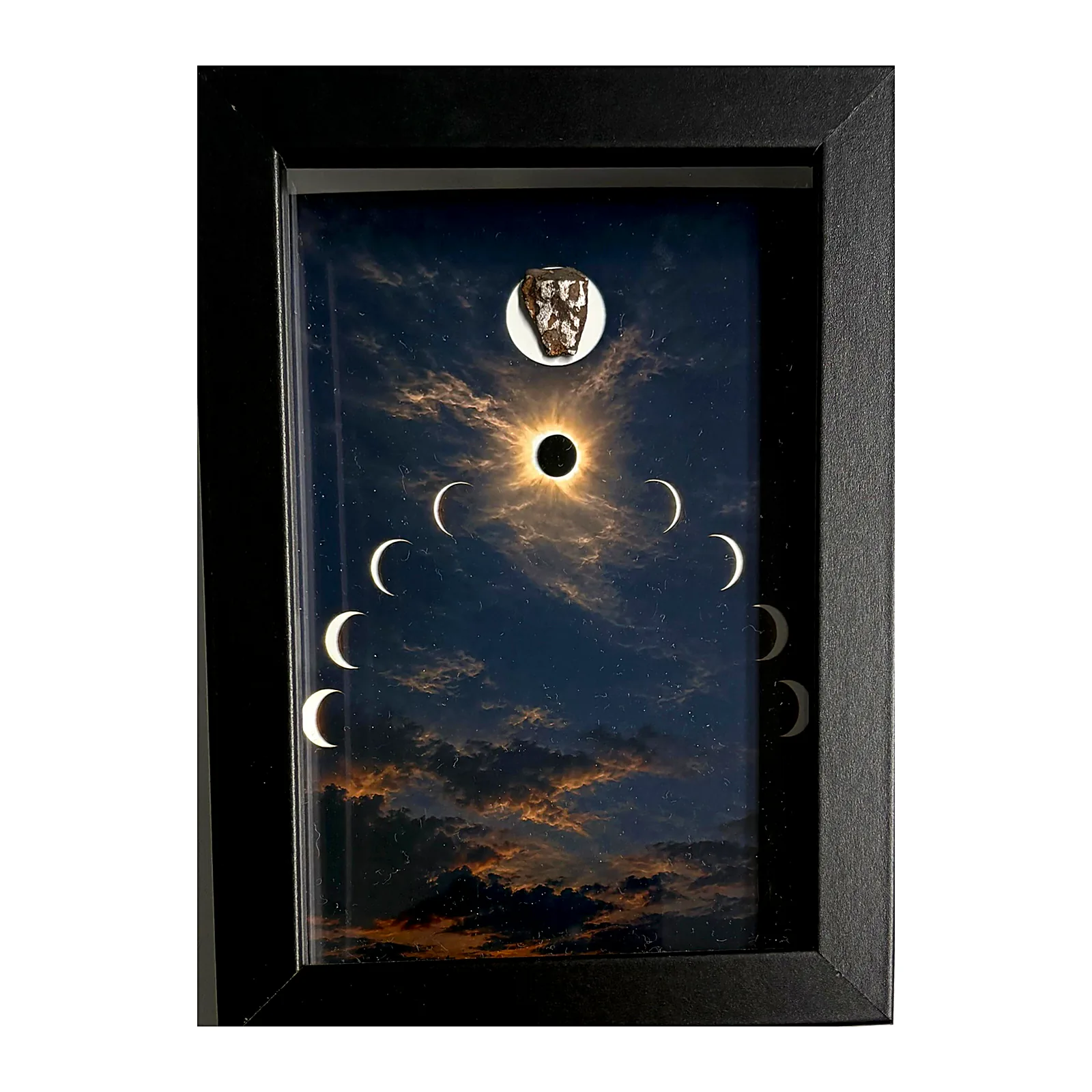 Tableau éclipse totale avec météorite Gebel Kamil – cadre profondeur – vue de face sur fond blanc