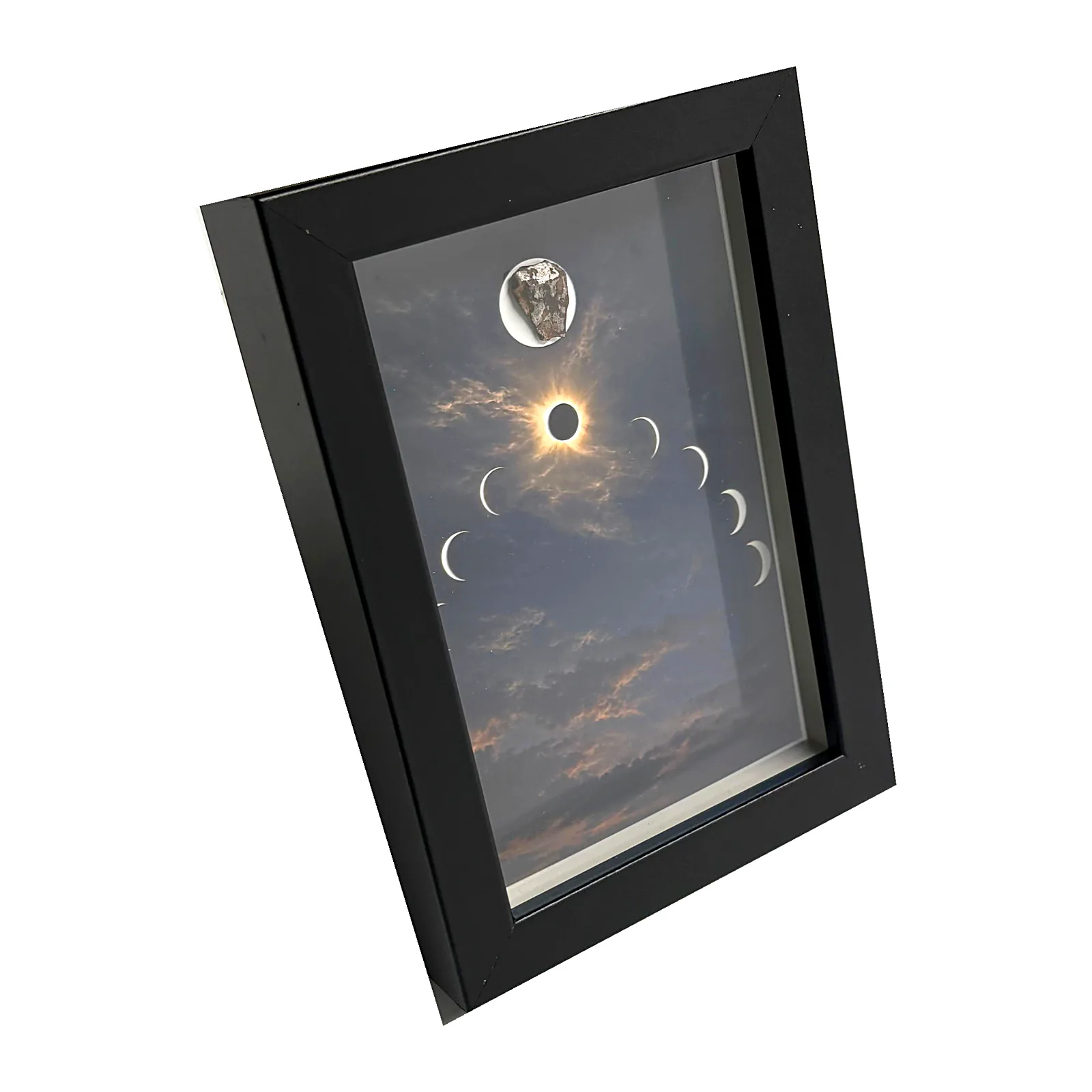 Tableau éclipse totale avec météorite Gebel Kamil – cadre profondeur – vue de biais