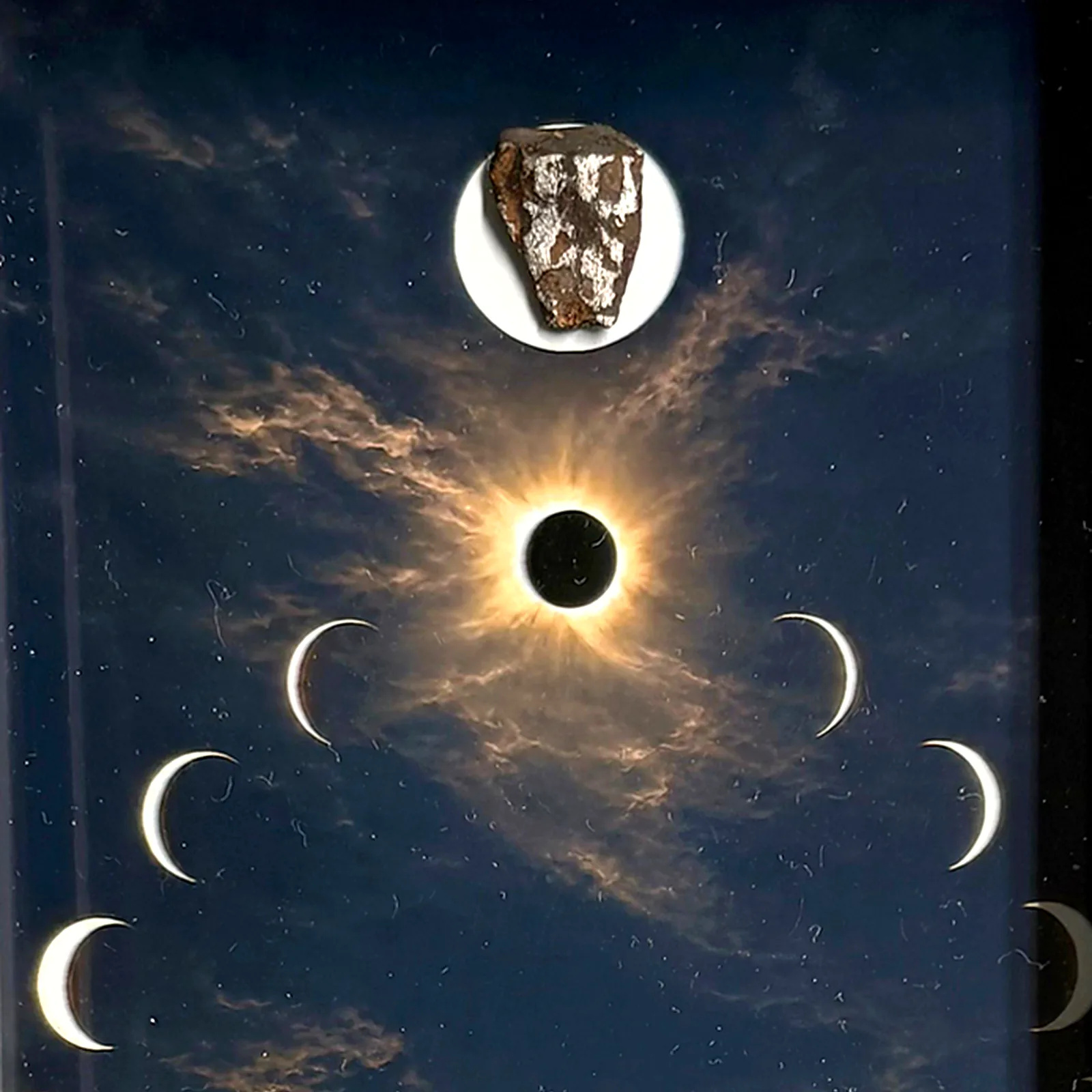 Tableau éclipse totale avec météorite Gebel Kamil – cadre profondeur – gros plan sur la météorite