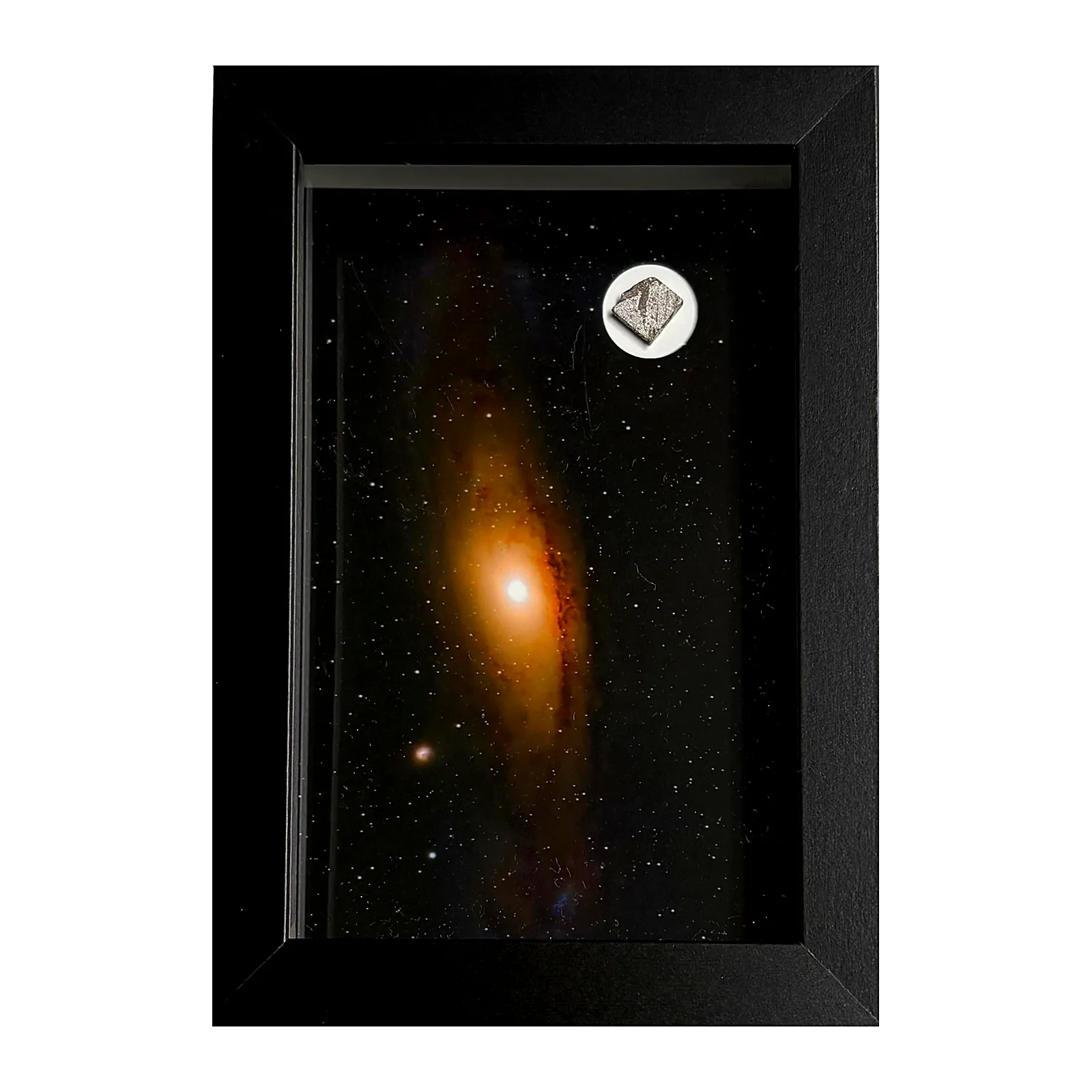 Tableau galaxie dorée avec météorite Aletai – cadre profondeur – vue de face sur fond blanc